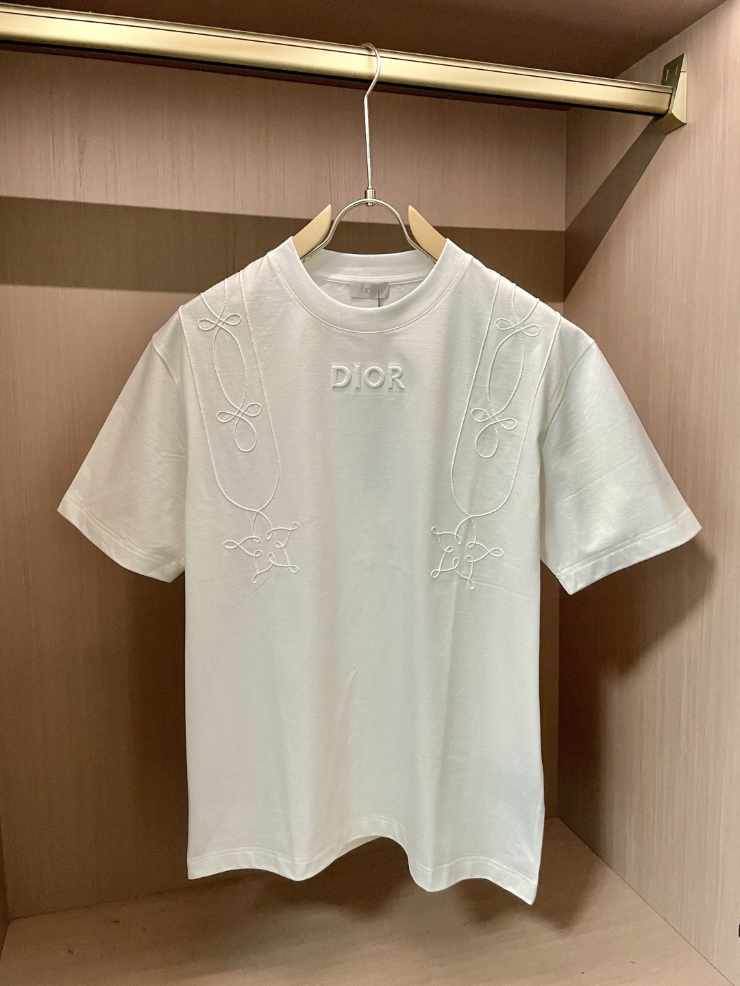 NO:134200,Dior official website same model, the same model, the same model, the same model, the same model, the most important recommendation!  2025ss summer clothing new products, on sale in counter, the latest series of pattern logo short-sleeved T-shirts, the rhythm of each person having to hand in one piece!  Imported top combed cotton fabric is extremely skin-friendly and comfortable. It feels very delicate to the touch, has a good texture, and perfectly reflects the three-dimensional feeling. It is in line with the brand's consistent design style. It is a very good overall style. It is completely fine to wear it alone. Size M-XXXL,,dior,T-shirt,tees,t-shirt,alexander wang19860909Dior 官网同款 官网同款 官网同款 重磅推荐！2025ss夏装新品 专柜在售 最新系列图案logo短袖T恤 必须人手一件的节奏！进口顶极精梳棉面料,极为亲肤舒适 摸上去非常的细腻,质感很好,完美体现立体感 符合品牌一贯设计风格,整体非常不错的一款,内搭单穿都完全没问题 尺码 M-XXXL,,dior,T-shirt,tees，t-shirt,alexander wang,Men's clothing