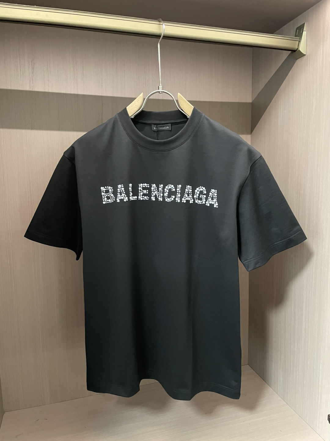 NO:134202,Balenciaga The same model on the official website The same model on the official website The same model on the official website The most important recommendation!  2025ss summer clothing new products, on sale in counter, the latest series of pattern logo short-sleeved T-shirts, the rhythm of each person having to hand in one piece!  Imported top combed cotton fabric is extremely skin-friendly and comfortable. It feels very delicate to the touch, has a good texture, and perfectly reflects the three-dimensional feeling. It is in line with the brand's consistent design style. It is a very good overall style. It is completely fine to wear it alone. Size M-XXXL,,balenciaga,T-shirt,tees,t-shirt,alexander wang19860909巴黎世家 官网同款 官网同款 官网同款 重磅推荐！2025ss夏装新品 专柜在售 最新系列图案logo短袖T恤 必须人手一件的节奏！进口顶极精梳棉面料,极为亲肤舒适 摸上去非常的细腻,质感很好,完美体现立体感 符合品牌一贯设计风格,整体非常不错的一款,内搭单穿都完全没问题 尺码 M-XXXL,,balenciaga,T-shirt,tees，t-shirt,alexander wang,Men's clothing