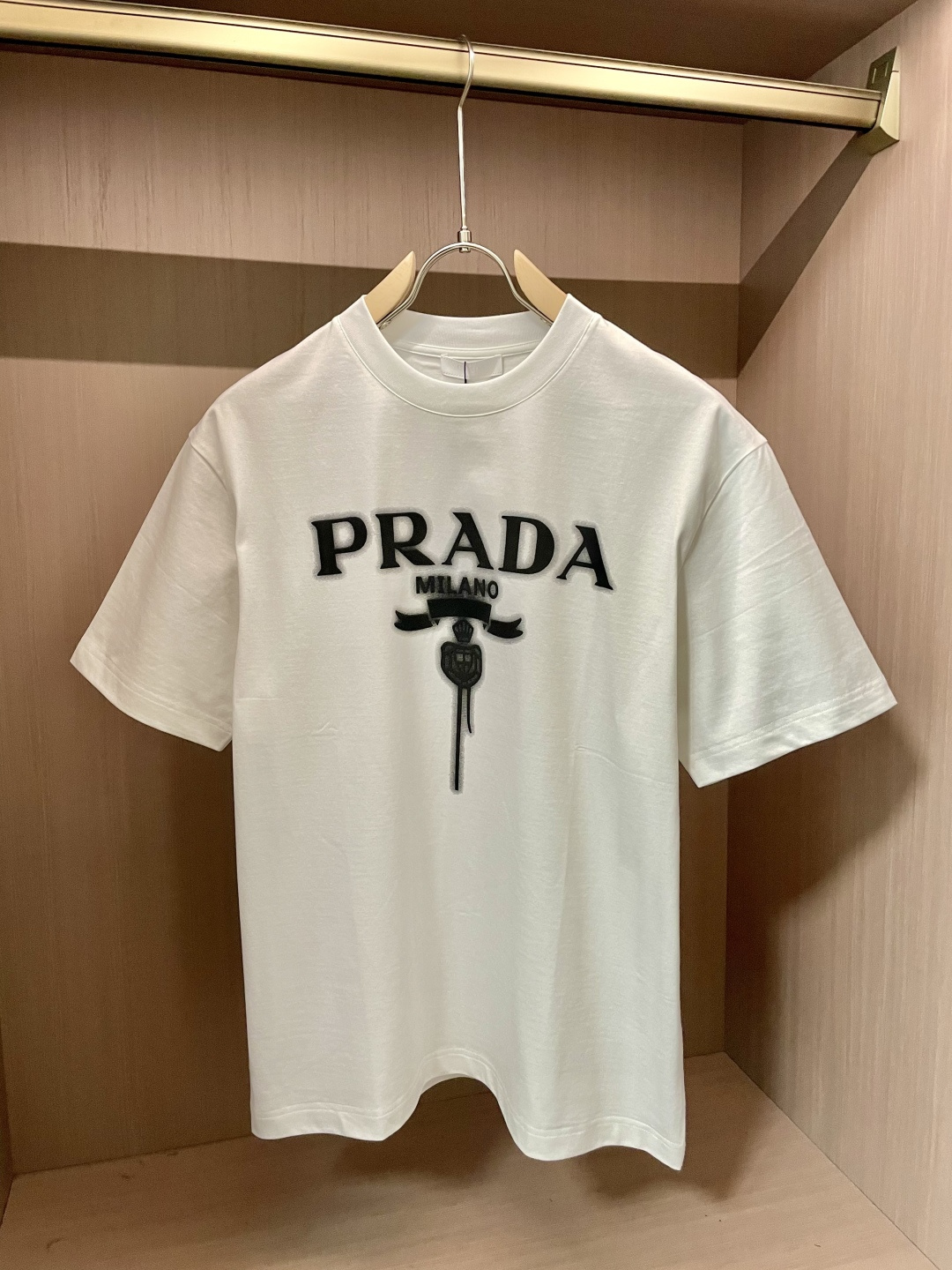 NO:134204,Prad's official website same model, the official website same model, the official website is the same model, the heavy recommendation!  2025ss summer clothing new products, on sale in counter, the latest series of pattern logo short-sleeved T-shirts, the rhythm of each person having to hand in one piece!  Imported top combed cotton fabric is extremely skin-friendly and comfortable. It feels very delicate to the touch, has a good texture, and perfectly reflects the three-dimensional feeling. It is in line with the brand's consistent design style. It is a very good overall style. It is completely fine to wear it alone. Size M-XXXL,,prada,T-shirt,tees,t-shirt,alexander wang19860909Prad 官网同款 官网同款 官网同款 重磅推荐！2025ss夏装新品 专柜在售 最新系列图案logo短袖T恤 必须人手一件的节奏！进口顶极精梳棉面料,极为亲肤舒适 摸上去非常的细腻,质感很好,完美体现立体感 符合品牌一贯设计风格,整体非常不错的一款,内搭单穿都完全没问题 尺码 M-XXXL,,prada,T-shirt,tees，t-shirt,alexander wang,Men's clothing