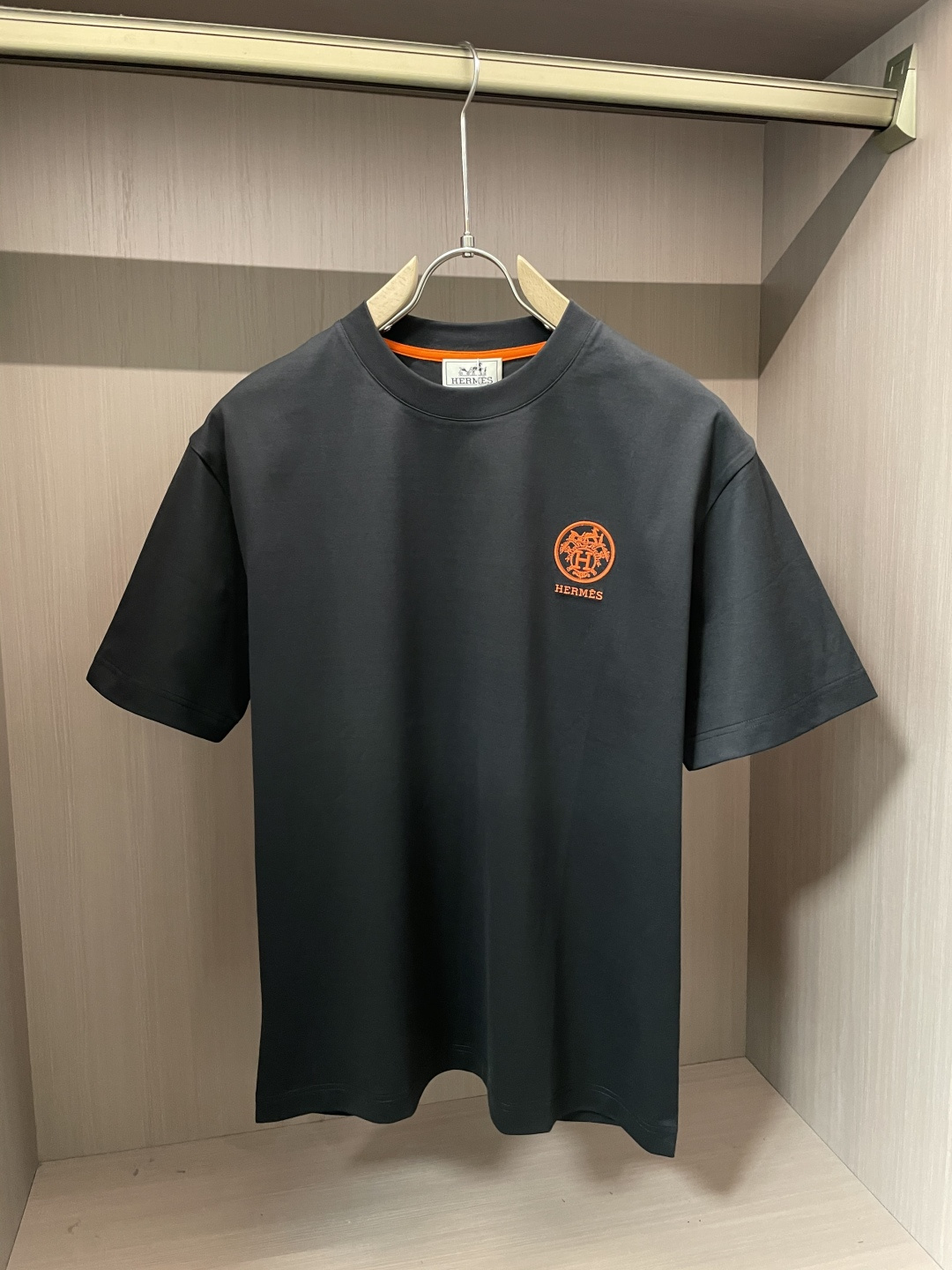 NO:134205,H same style on the official website The same style on the official website The same style on the official website The most important recommendation!  2025ss summer clothing new products, on sale in counter, the latest series of pattern logo short-sleeved T-shirts, the rhythm of each person having to hand in one piece!  Imported top combed cotton fabric is extremely skin-friendly and comfortable. It is very delicate to touch, has a good texture, and perfectly reflects the three-dimensional feeling. It is in line with the brand's consistent design style. It is a very good overall style. It is completely fine to wear it alone. Size M-XXXL,,T-shirt,tees,t-shirt,alexander wang19860909H 官网同款 官网同款 官网同款 重磅推荐！2025ss夏装新品 专柜在售 最新系列图案logo短袖T恤 必须人手一件的节奏！进口顶极精梳棉面料,极为亲肤舒适 摸上去非常的细腻,质感很好,完美体现立体感 符合品牌一贯设计风格,整体非常不错的一款,内搭单穿都完全没问题 尺码 M-XXXL,,T-shirt,tees，t-shirt,alexander wang,Men's clothing