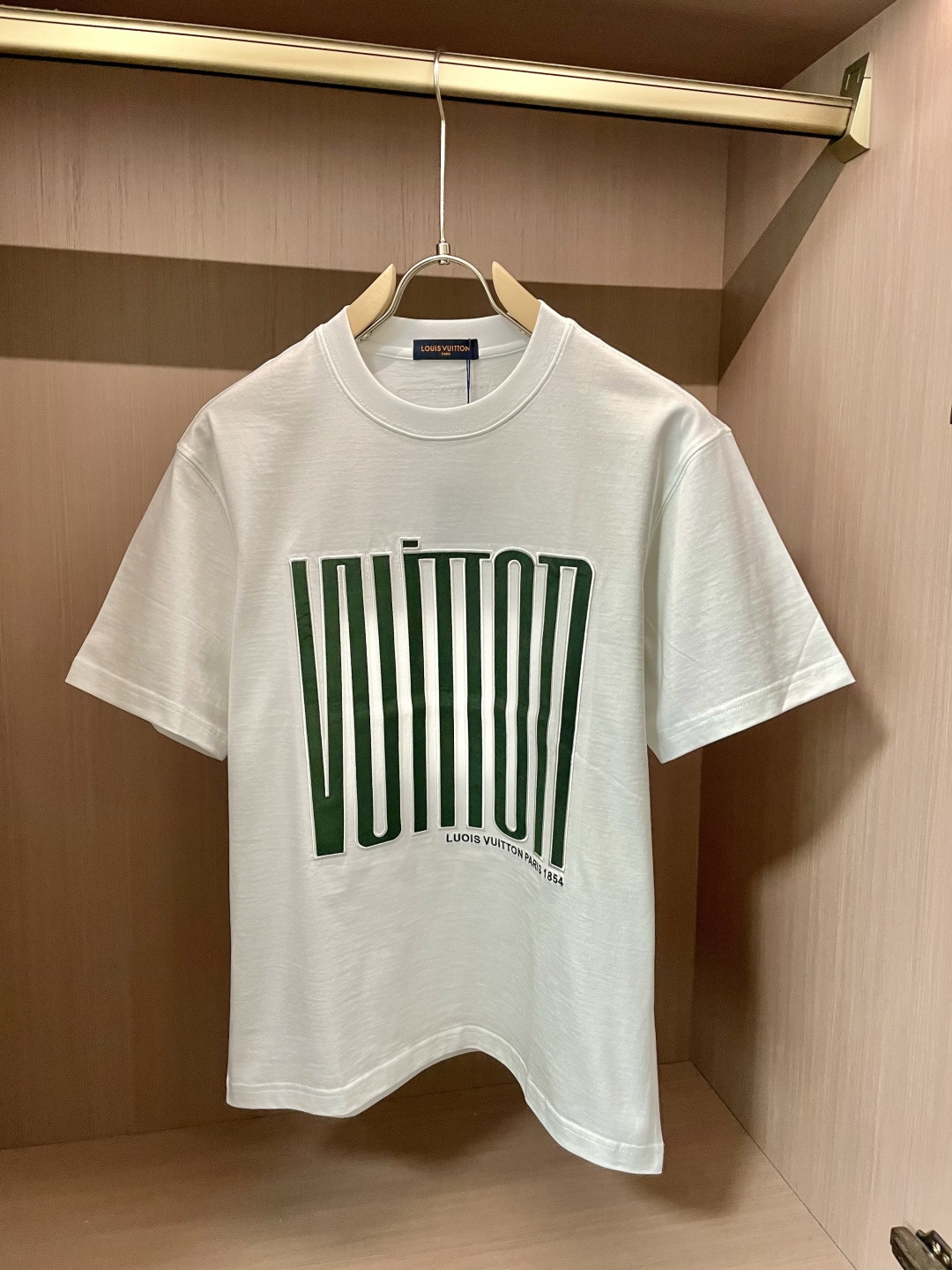 NO:134207,Lv official website same model, official website same model, official website same model, heavy recommendation!  2025ss summer clothing new products, on sale in counter, the latest series of pattern logo short-sleeved T-shirts, the rhythm of each person having to hand in one piece!  Imported top combed cotton fabric is extremely skin-friendly and comfortable. It feels very delicate to the touch, has a good texture, and perfectly reflects the three-dimensional feeling. It is in line with the brand's consistent design style. It is a very good overall style. It is completely fine to wear it alone. Size M-XXXL,,louis vuitton,T-shirt,tees,t-shirt,alexander wang19860909Lv 官网同款 官网同款 官网同款 重磅推荐！2025ss夏装新品 专柜在售 最新系列图案logo短袖T恤 必须人手一件的节奏！进口顶极精梳棉面料,极为亲肤舒适 摸上去非常的细腻,质感很好,完美体现立体感 符合品牌一贯设计风格,整体非常不错的一款,内搭单穿都完全没问题 尺码 M-XXXL,,louis vuitton,T-shirt,tees，t-shirt,alexander wang,Men's clothing