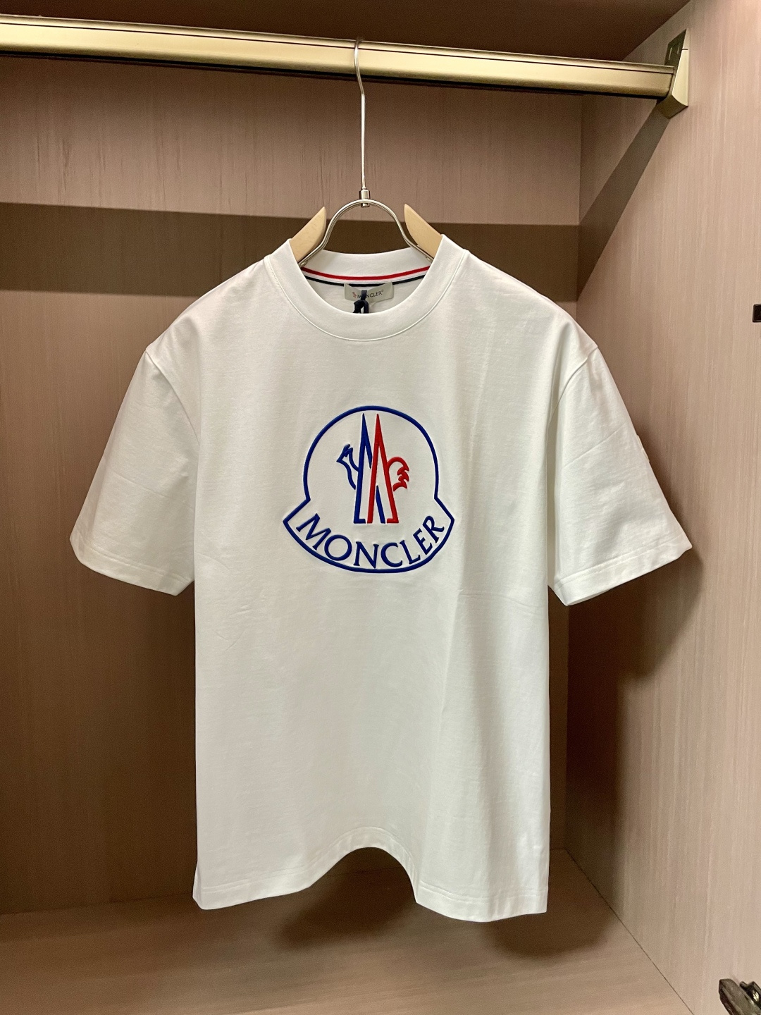 NO:134213,The same style for the official website The same style for the official website The same style for the official website The same style for the official website The most important recommendation!  2025ss summer clothing new products, on sale in counter, the latest series of pattern logo short-sleeved T-shirts, the rhythm of each person having to hand in one piece!  Imported top combed cotton fabric is extremely skin-friendly and comfortable. It is very delicate to touch, has a good texture, and perfectly reflects the three-dimensional feeling. It is in line with the brand's consistent design style. It is a very good overall style. It is completely fine to wear it alone. Size M-XXXL,,Moncler,T-shirt,tees,t-shirt,alexander wang19860909蒙口 官网同款 官网同款 官网同款 重磅推荐！2025ss夏装新品 专柜在售 最新系列图案logo短袖T恤 必须人手一件的节奏！进口顶极精梳棉面料,极为亲肤舒适 摸上去非常的细腻,质感很好,完美体现立体感 符合品牌一贯设计风格,整体非常不错的一款,内搭单穿都完全没问题 尺码 M-XXXL,,Moncler,T-shirt,tees，t-shirt,alexander wang,Men's clothing