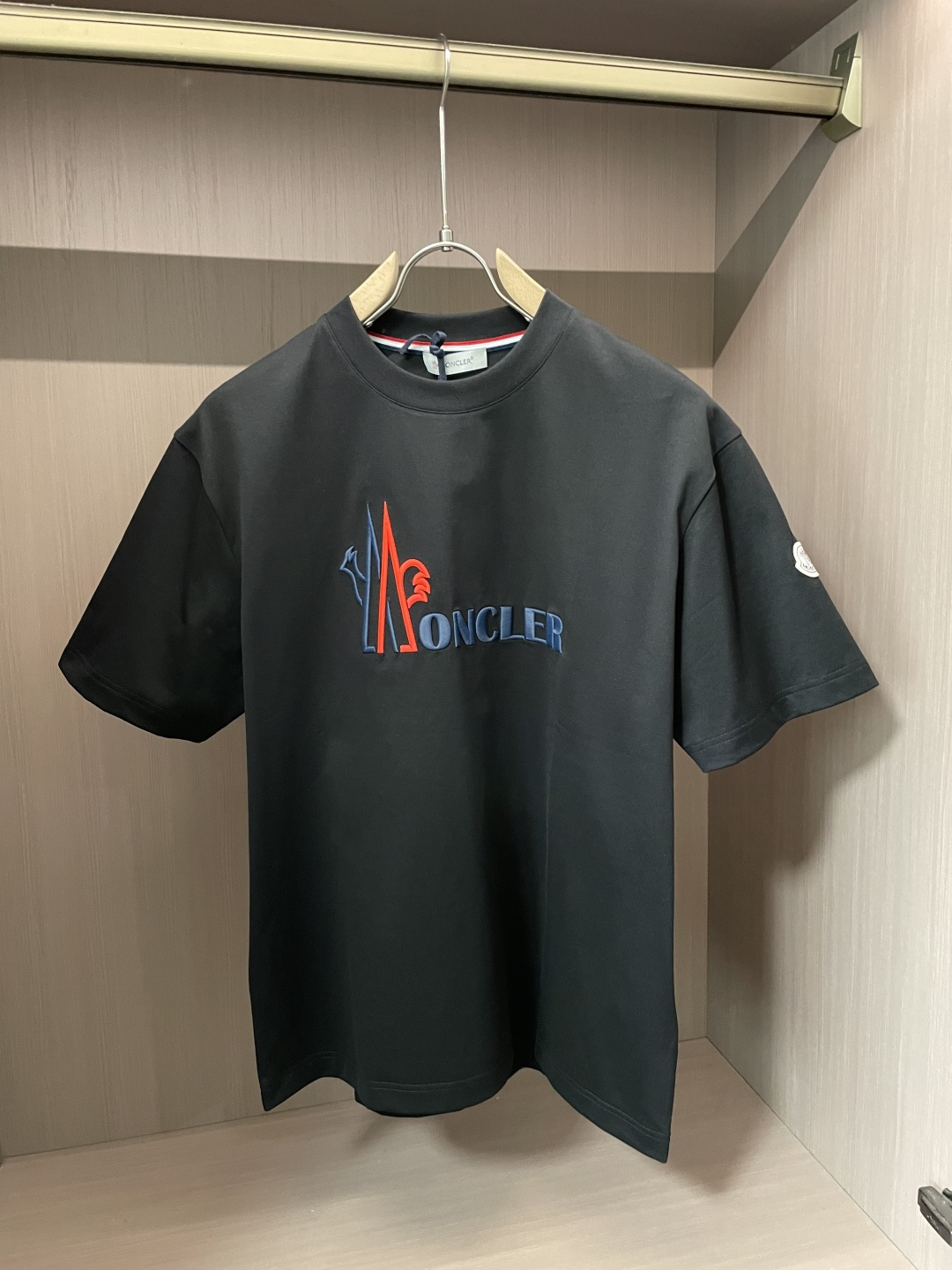 NO:135136,The same style for the official website The same style for the official website The same style for the official website The same style for the official website The most important recommendation!  2025ss summer clothing new products, on sale in counter, the latest series of pattern logo short-sleeved T-shirts, the rhythm of each person having to hand in one piece!  Imported top combed cotton fabric is extremely skin-friendly and comfortable. It is very delicate to touch, has a good texture, and perfectly reflects the three-dimensional feeling. It is in line with the brand's consistent design style. It is a very good overall style. It is completely fine to wear it alone. Size M-XXXL,,Moncler,T-shirt,tees,t-shirt,alexander wang19860909蒙口 官网同款 官网同款 官网同款 重磅推荐！2025ss夏装新品 专柜在售 最新系列图案logo短袖T恤 必须人手一件的节奏！进口顶极精梳棉面料,极为亲肤舒适 摸上去非常的细腻,质感很好,完美体现立体感 符合品牌一贯设计风格,整体非常不错的一款,内搭单穿都完全没问题 尺码 M-XXXL,,Moncler,T-shirt,tees，t-shirt,alexander wang,Men's clothing