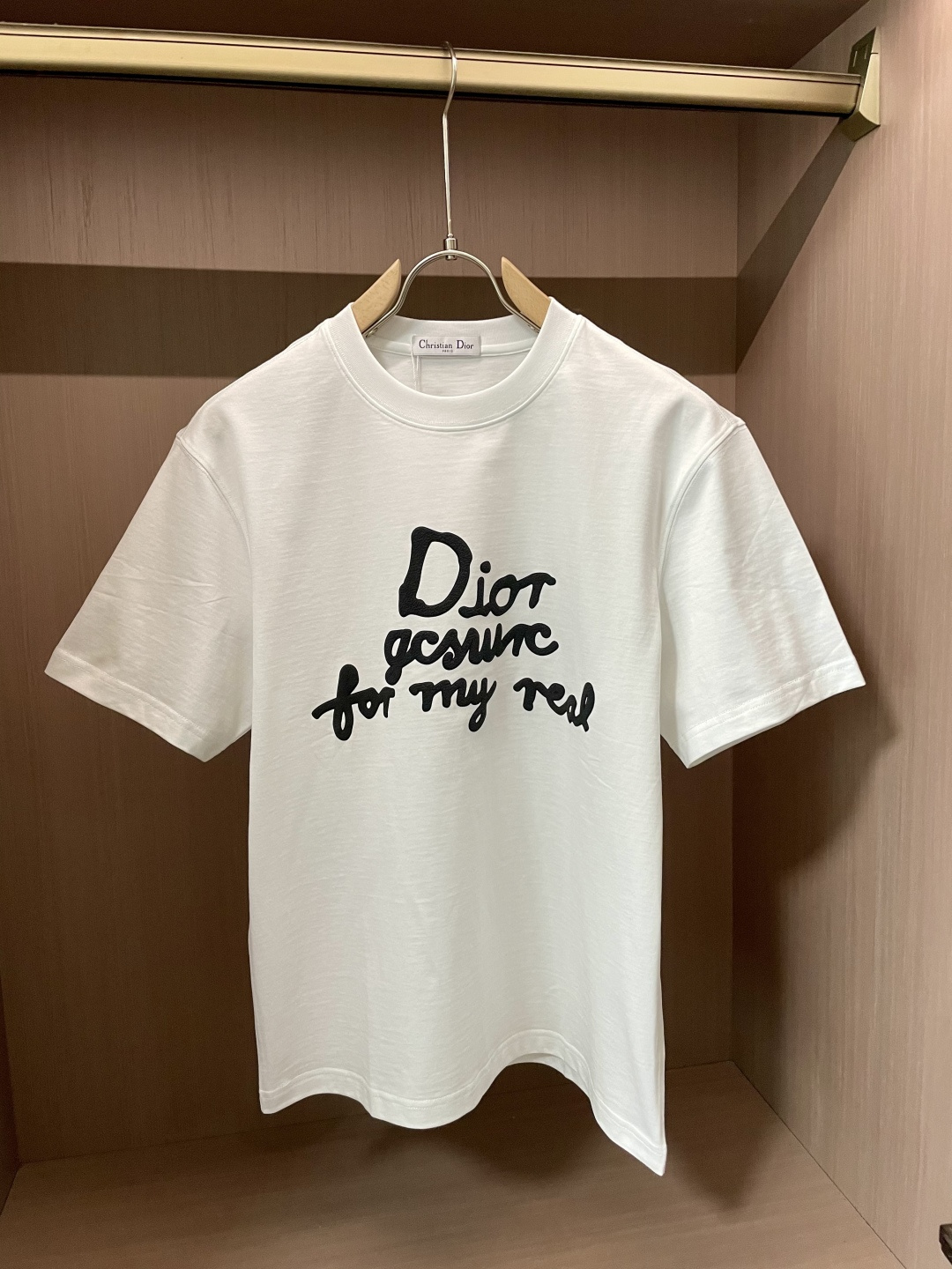 NO:134216,Dior official website same model, the same model, the same model, the same model, the same model, the most important recommendation!  2025ss summer clothing new products, on sale in counter, the latest series of pattern logo short-sleeved T-shirts, the rhythm of each person having to hand in one piece!  Imported top combed cotton fabric is extremely skin-friendly and comfortable. It feels very delicate to the touch, has a good texture, and perfectly reflects the three-dimensional feeling. It is in line with the brand's consistent design style. It is a very good overall style. It is completely fine to wear it alone. Size M-XXXL,,dior,T-shirt,tees,t-shirt,alexander wang19860909Dior 官网同款 官网同款 官网同款 重磅推荐！2025ss夏装新品 专柜在售 最新系列图案logo短袖T恤 必须人手一件的节奏！进口顶极精梳棉面料,极为亲肤舒适 摸上去非常的细腻,质感很好,完美体现立体感 符合品牌一贯设计风格,整体非常不错的一款,内搭单穿都完全没问题 尺码 M-XXXL,,dior,T-shirt,tees，t-shirt,alexander wang,Men's clothing