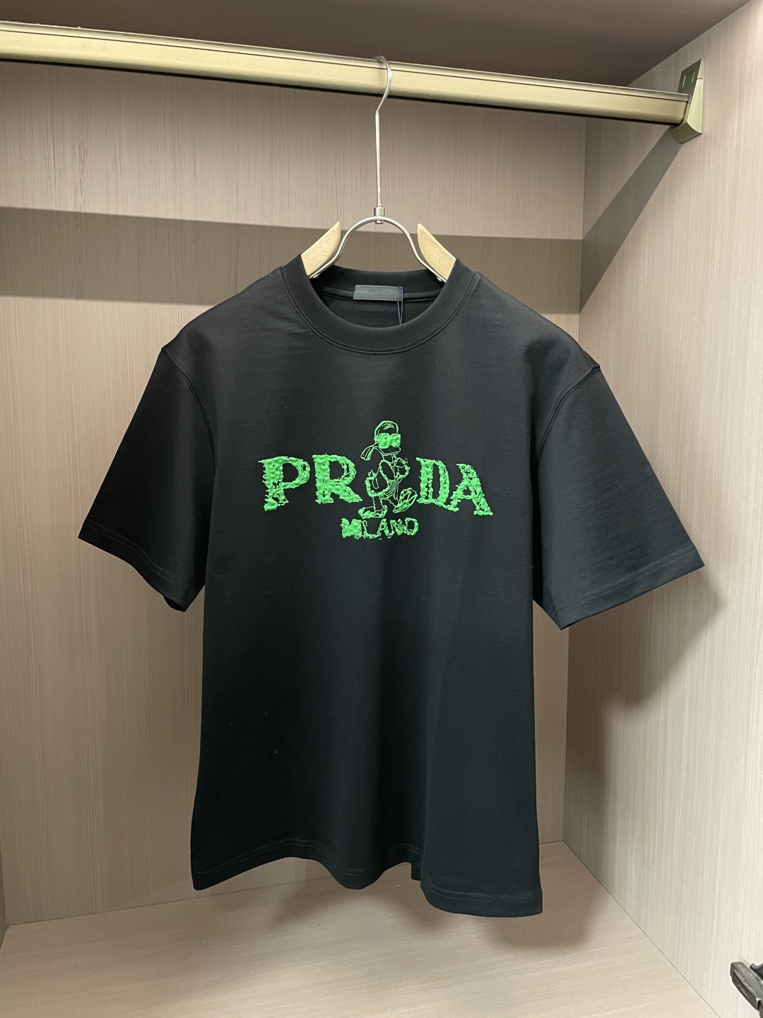 NO:134219,Prad's official website same model, the official website same model, the official website is the same model, the heavy recommendation!  2025ss summer clothing new products, on sale in counter, the latest series of pattern logo short-sleeved T-shirts, the rhythm of each person having to hand in one piece!  Imported top combed cotton fabric is extremely skin-friendly and comfortable. It feels very delicate to the touch, has a good texture, and perfectly reflects the three-dimensional feeling. It is in line with the brand's consistent design style. It is a very good overall style. It is completely fine to wear it alone. Size M-XXXL,,prada,T-shirt,tees,t-shirt,alexander wang19860909Prad 官网同款 官网同款 官网同款 重磅推荐！2025ss夏装新品 专柜在售 最新系列图案logo短袖T恤 必须人手一件的节奏！进口顶极精梳棉面料,极为亲肤舒适 摸上去非常的细腻,质感很好,完美体现立体感 符合品牌一贯设计风格,整体非常不错的一款,内搭单穿都完全没问题 尺码 M-XXXL,,prada,T-shirt,tees，t-shirt,alexander wang,Men's clothing