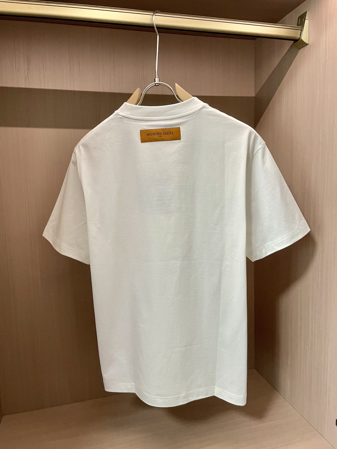 NO:134222,Lv official website same model, official website same model, official website same model, heavy recommendation!  2025ss summer clothing new products, on sale in counter, the latest series of pattern logo short-sleeved T-shirts, the rhythm of each person having to hand in one piece!  Imported top combed cotton fabric is extremely skin-friendly and comfortable. It feels very delicate to the touch, has a good texture, and perfectly reflects the three-dimensional feeling. It is in line with the brand's consistent design style. It is a very good overall style. It is completely fine to wear it alone. Size M-XXXL,,louis vuitton,T-shirt,tees,t-shirt,alexander wang19860909Lv 官网同款 官网同款 官网同款 重磅推荐！2025ss夏装新品 专柜在售 最新系列图案logo短袖T恤 必须人手一件的节奏！进口顶极精梳棉面料,极为亲肤舒适 摸上去非常的细腻,质感很好,完美体现立体感 符合品牌一贯设计风格,整体非常不错的一款,内搭单穿都完全没问题 尺码 M-XXXL,,louis vuitton,T-shirt,tees，t-shirt,alexander wang,Men's clothing