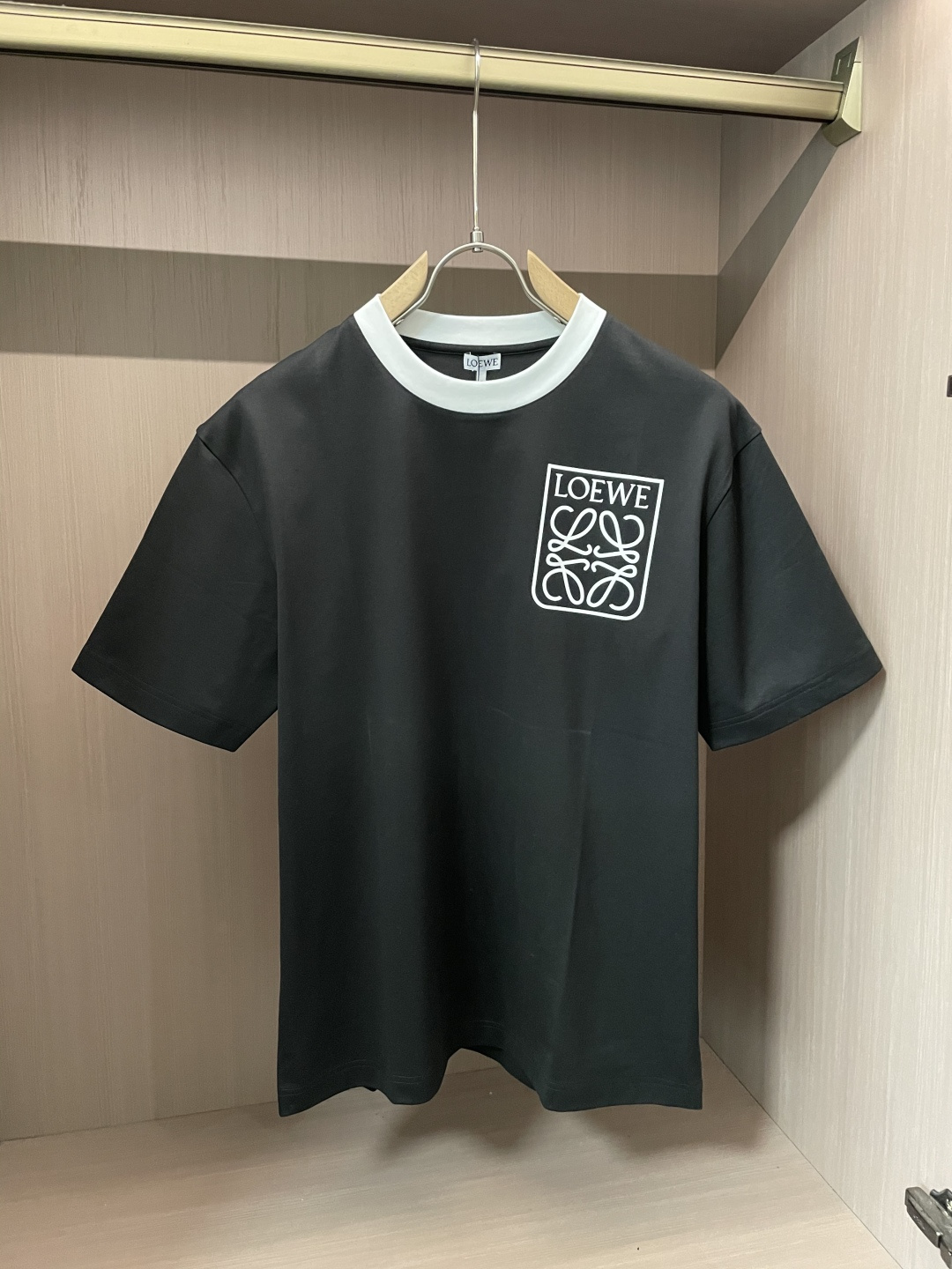 NO:134225,Loewe has the same style as the same style as the same style as the same style as the same website. The most important recommendation!  2025ss summer clothing new products, on sale in counter, the latest series of pattern logo short-sleeved T-shirts, the rhythm of each person having to hand in one piece!  Imported top combed cotton fabric is extremely skin-friendly and comfortable. It feels very delicate to the touch, has a good texture, and perfectly reflects the three-dimensional feeling. It is in line with the brand's consistent design style. It is a very good overall style. It is completely fine to wear it alone. Size M-XXXL,,loewe,T-shirt,tees,t-shirt,alexander wang19860909Loewe 官网同款 官网同款 官网同款 重磅推荐！2025ss夏装新品 专柜在售 最新系列图案logo短袖T恤 必须人手一件的节奏！进口顶极精梳棉面料,极为亲肤舒适 摸上去非常的细腻,质感很好,完美体现立体感 符合品牌一贯设计风格,整体非常不错的一款,内搭单穿都完全没问题 尺码 M-XXXL,,loewe,T-shirt,tees，t-shirt,alexander wang,Men's clothing