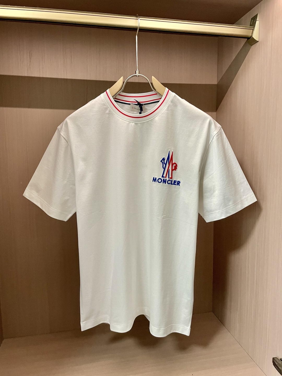 NO:134228,The same style for the official website The same style for the official website The same style for the official website The same style for the official website The most important recommendation!  2025ss summer clothing new products, on sale in counter, the latest series of pattern logo short-sleeved T-shirts, the rhythm of each person having to hand in one piece!  Imported top combed cotton fabric is extremely skin-friendly and comfortable. It is very delicate to touch, has a good texture, and perfectly reflects the three-dimensional feeling. It is in line with the brand's consistent design style. It is a very good overall style. It is completely fine to wear it alone. Size M-XXXL,,Moncler,T-shirt,tees,t-shirt,alexander wang19860909蒙口 官网同款 官网同款 官网同款 重磅推荐！2025ss夏装新品 专柜在售 最新系列图案logo短袖T恤 必须人手一件的节奏！进口顶极精梳棉面料,极为亲肤舒适 摸上去非常的细腻,质感很好,完美体现立体感 符合品牌一贯设计风格,整体非常不错的一款,内搭单穿都完全没问题 尺码 M-XXXL,,Moncler,T-shirt,tees，t-shirt,alexander wang,Men's clothing