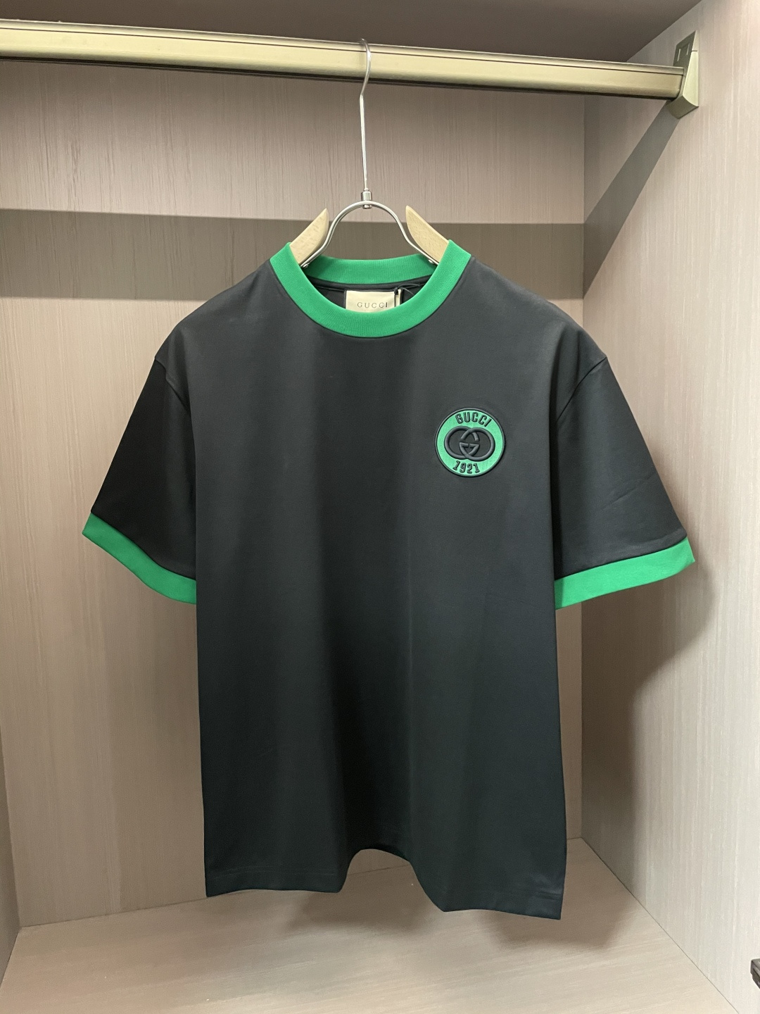 NO:134231,Gucc official website same model, the same model, the same model, the same model, the same model, the most important recommendation!  2025ss summer clothing new products, on sale in counter, the latest series of pattern logo short-sleeved T-shirts, the rhythm of each person having to hand in one piece!  Imported top combed cotton fabric is extremely skin-friendly and comfortable. It is very delicate to touch, has a good texture, and perfectly reflects the three-dimensional feeling. It is in line with the brand's consistent design style. It is a very good overall style. It is completely fine to wear it alone. Size M-XXXL, gucci, T-shirt,tees, t-shirt,alexander wang19860909Gucc 官网同款 官网同款 官网同款 重磅推荐！2025ss夏装新品 专柜在售 最新系列图案logo短袖T恤 必须人手一件的节奏！进口顶极精梳棉面料,极为亲肤舒适 摸上去非常的细腻,质感很好,完美体现立体感 符合品牌一贯设计风格,整体非常不错的一款,内搭单穿都完全没问题 尺码 M-XXXL,,gucci,T-shirt,tees，t-shirt,alexander wang,Men's clothing