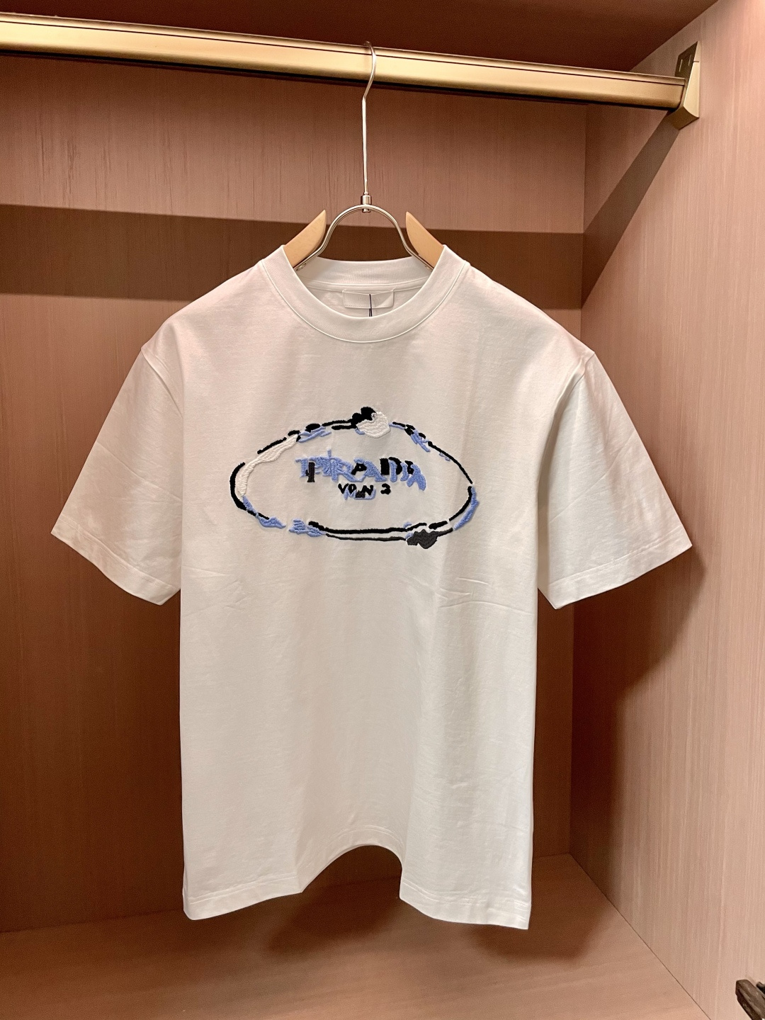 NO:134206,Prad's official website same model, the official website same model, the official website is the same model, the heavy recommendation!  2025ss summer clothing new products, on sale in counter, the latest series of pattern logo short-sleeved T-shirts, the rhythm of each person having to hand in one piece!  Imported top combed cotton fabric is extremely skin-friendly and comfortable. It feels very delicate to the touch, has a good texture, and perfectly reflects the three-dimensional feeling. It is in line with the brand's consistent design style. It is a very good overall style. It is completely fine to wear it alone. Size M-XXXL,,prada,T-shirt,tees,t-shirt,alexander wang19860909Prad 官网同款 官网同款 官网同款 重磅推荐！2025ss夏装新品 专柜在售 最新系列图案logo短袖T恤 必须人手一件的节奏！进口顶极精梳棉面料,极为亲肤舒适 摸上去非常的细腻,质感很好,完美体现立体感 符合品牌一贯设计风格,整体非常不错的一款,内搭单穿都完全没问题 尺码 M-XXXL,,prada,T-shirt,tees，t-shirt,alexander wang,Men's clothing