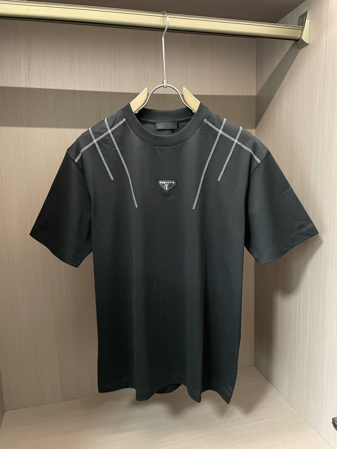 NO:134744,Prad's official website same model, the official website same model, the official website is the same model, the heavy recommendation!  2025ss summer clothing new products, on sale in counter, the latest series of pattern logo short-sleeved T-shirts, the rhythm of each person having to hand in one piece!  Imported top combed cotton fabric is extremely skin-friendly and comfortable. It feels very delicate to the touch, has a good texture, and perfectly reflects the three-dimensional feeling. It is in line with the brand's consistent design style. It is a very good overall style. It is completely fine to wear it alone. Size M-XXXL,,prada,T-shirt,tees,t-shirt,alexander wang19860909Prad 官网同款 官网同款 官网同款 重磅推荐！2025ss夏装新品 专柜在售 最新系列图案logo短袖T恤 必须人手一件的节奏！进口顶极精梳棉面料,极为亲肤舒适 摸上去非常的细腻,质感很好,完美体现立体感 符合品牌一贯设计风格,整体非常不错的一款,内搭单穿都完全没问题 尺码 M-XXXL,,prada,T-shirt,tees，t-shirt,alexander wang,Men's clothing