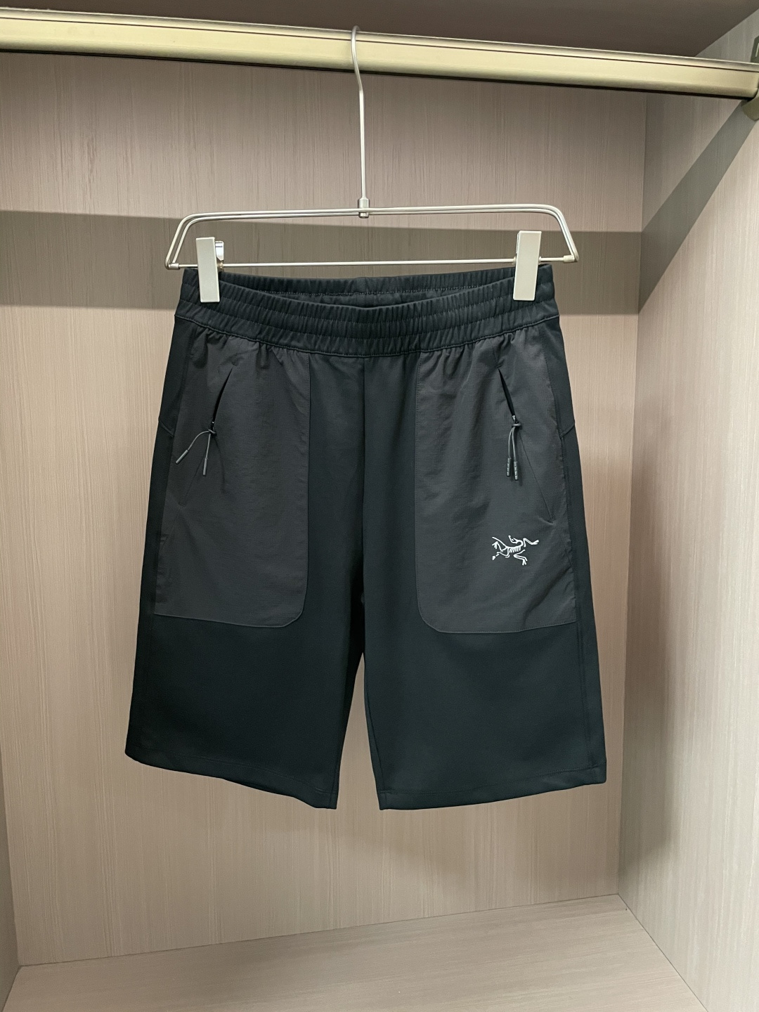 NO:134209,The perfect presentation of the outdoor functionality and fashionable design of the Arc'teryx brand. Classic black, versatile and dirt-resistant, is suitable for a variety of scenes. The waist is designed with elastic bands, and the details of drawstrings can be adjusted flexibly to ensure a comfortable fit. The large pockets on both sides have zippers, which not only increase storage space, but also effectively prevent items from falling and practicality. The exquisite brand logo is low-key embellished, highlighting high-end quality and unique identity. The fabric has wear-resistant and breathable characteristics, which can adapt to a variety of outdoor environments. Whether it is sports and fitness or outdoor hiking, it can provide a comfortable wearing experience. The overall shape is simple without losing functionality, helping you easily show the outdoor fashion style and professional attitude. Size L-XXXXXL, arc'teryx, alexander wang19860909始祖鸟（Arc'teryx）品牌户外功能性与时尚设计的完美呈现.经典黑色,百搭且耐脏,适用于多种场景. 腰部采用松紧带设计,搭配抽绳细节,可灵活调节,确保舒适贴合.两侧大口袋带有拉链,不仅增加了储物空间,还能有效防止物品掉落,实用性拉满.精致的品牌标识低调点缀,彰显高端品质与独特身份.面料具备耐磨、透气等特性,能适应多变的户外环境,无论是运动健身还是户外徒步,都能提供舒适的穿着体验.整体造型简约而不失功能性,助你轻松展现户外时尚型格与专业态度. 尺码L-XXXXXL,arc'teryx,alexander wang,Men's clothing