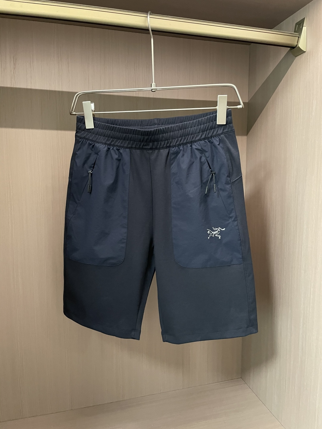 NO:134212,The Arc'teryx brand's perfect appearance of outdoor functionality and fashionable design. It is versatile and dirt-resistant, suitable for a variety of scenes. The waist is designed with elastic bands, and the details of drawstrings can be adjusted flexibly to ensure a comfortable fit. The large pockets on both sides have zippers, which not only increase storage space, but also effectively prevent items from falling and practicality. The exquisite brand logo is low-key embellished, highlighting high-end quality and unique identity. The fabric has wear-resistant and breathable characteristics, which can adapt to a variety of outdoor environments. Whether it is sports and fitness or outdoor hiking, it can provide a comfortable wearing experience. The overall shape is simple without losing its functionality, helping you easily show the outdoor fashion style and professional attitude. Size L-XXXXXL, arc'teryx, alexander wang19860909始祖鸟（Arc'teryx）品牌户外功能性与时尚设计的完美呈现.百搭且耐脏,适用于多种场景. 腰部采用松紧带设计,搭配抽绳细节,可灵活调节,确保舒适贴合.两侧大口袋带有拉链,不仅增加了储物空间,还能有效防止物品掉落,实用性拉满.精致的品牌标识低调点缀,彰显高端品质与独特身份.面料具备耐磨、透气等特性,能适应多变的户外环境,无论是运动健身还是户外徒步,都能提供舒适的穿着体验.整体造型简约而不失功能性,助你轻松展现户外时尚型格与专业态度. 尺码L-XXXXXL,arc'teryx,alexander wang,Men's clothing