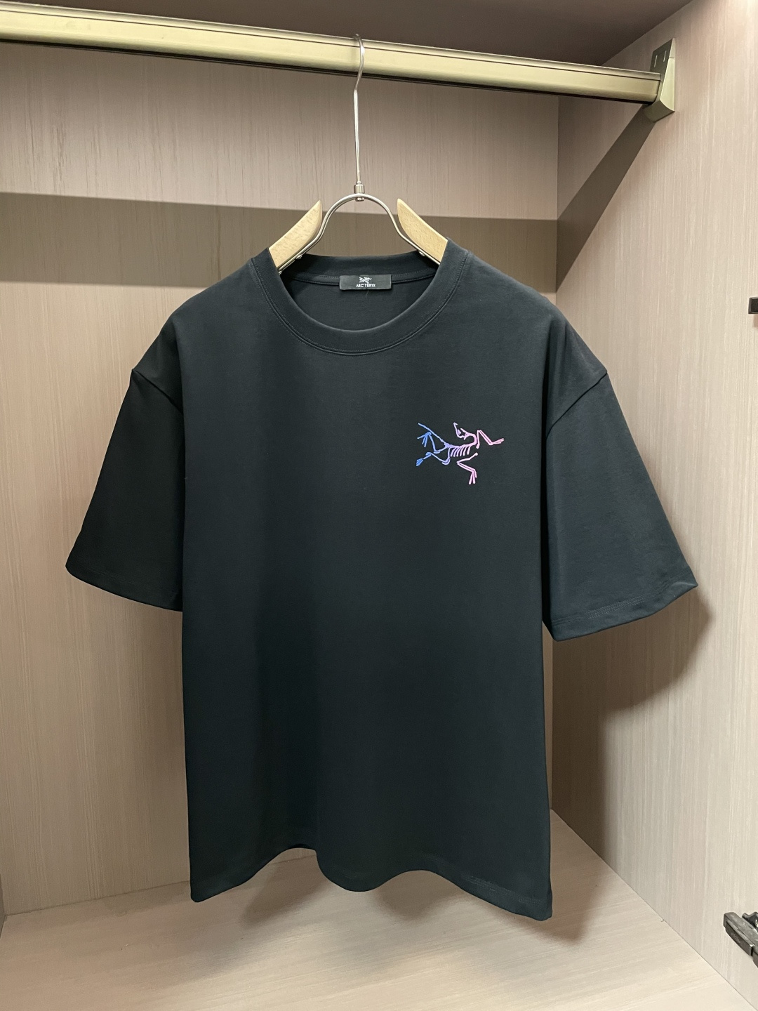 NO:135939,.Architecture Bird is a new spring and summer 2025 product, and is preferred to develop a special original double-stranded cotton plain fabric. The upper body is wide and comfortable, and the outside and the inner wear are casually matched. It is a must-have for the same summer for men and women. Size M-XXL, arc'teryx, alexander wang19860909.始祖鸟 2025春夏新品,优选特定原版开发双股精棉平纹面料,上身挺阔舒适度佳,外穿内搭随意搭配,男女同款夏日必备 尺码M-XXL,arc'teryx,alexander wang,Men's clothing