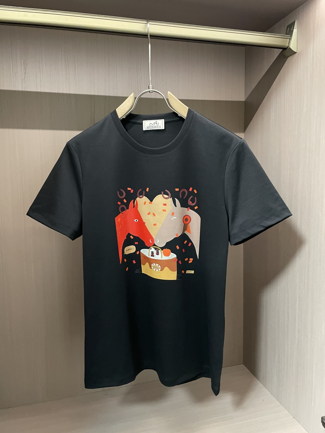 NO:135940,.Hermes 2025 spring and summer new product, preferred specific original development double-strand cotton plain fabric, with wide upper body and good comfort, casually matched with the outside and the inner style, a must-have for men and women in summer Size M-XXL, hermes, alexander wang19860909.爱马仕 2025春夏新品,优选特定原版开发双股精棉平纹面料,上身挺阔舒适度佳,外穿内搭随意搭配,男女同款夏日必备 尺码M-XXL,,hermes,alexander wang,Men's clothing