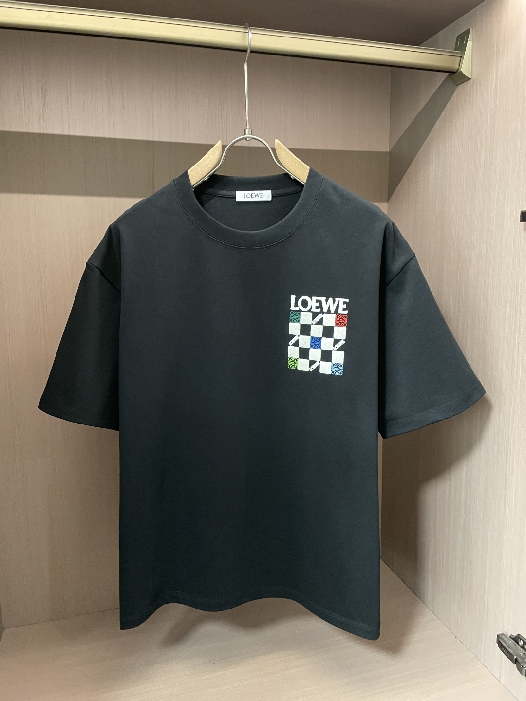 NO:135942,.Luo Yiwei's new spring and summer products in 2025, with a specific original development of double-stranded cotton plain fabric, with wide upper body and comfortable, and casually matched with the outside and the inner one. Must-have for men and women in summer. Size M-XXL, loewe, alexander wang19860909.罗意威 2025春夏新品,优选特定原版开发双股精棉平纹面料,上身挺阔舒适度佳,外穿内搭随意搭配,男女同款夏日必备 尺码M-XXL,,loewe,alexander wang,Men's clothing