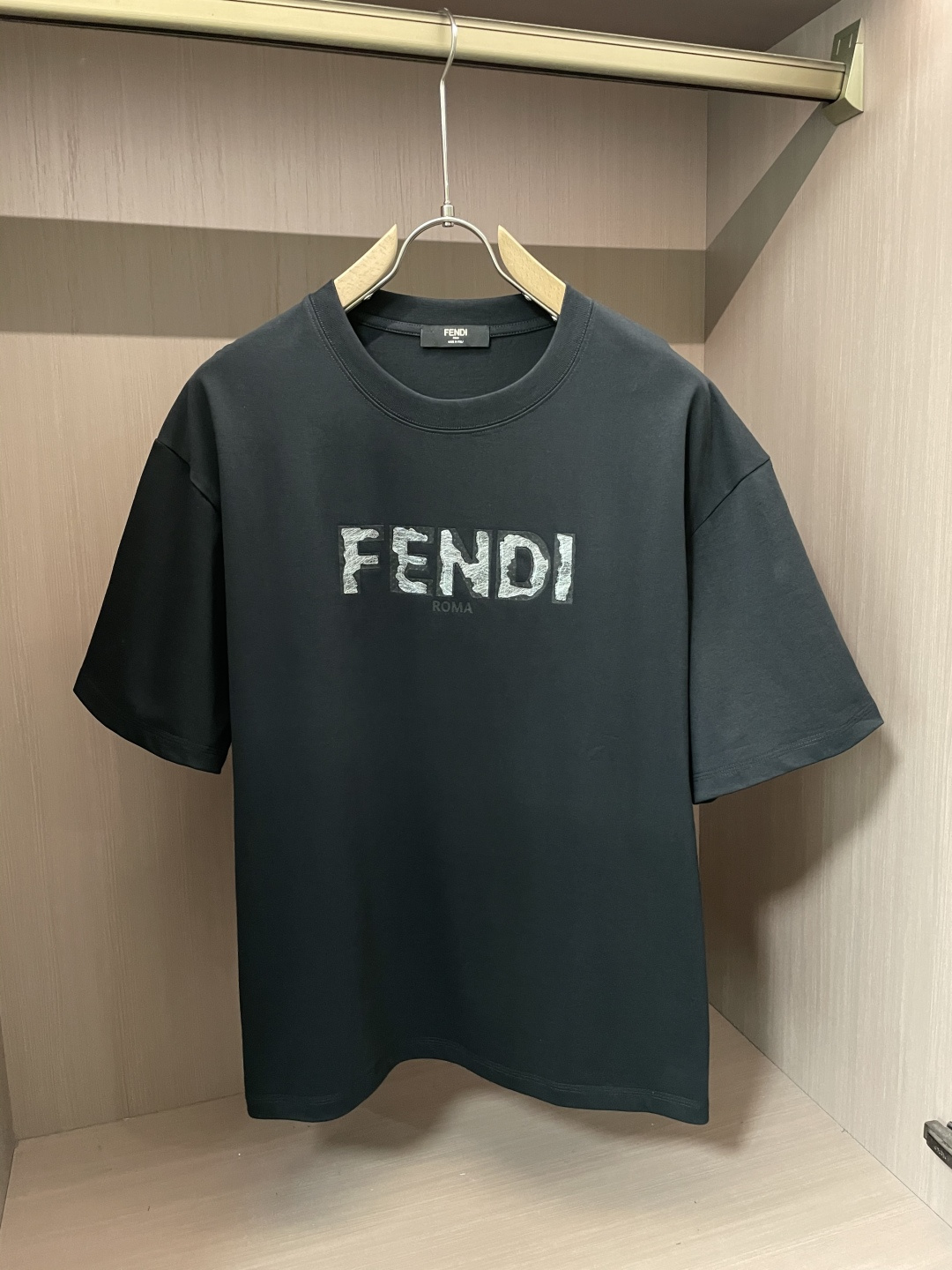 NO:135944,.Fendi 2025 spring and summer new product, preferred specific original development double-strand cotton plain fabric, with wide upper body and good comfort, casually matched with the outside and the inner style, a must-have for men and women in summer Size M-XXL, fendi, alexander wang19860909.芬迪 2025春夏新品,优选特定原版开发双股精棉平纹面料,上身挺阔舒适度佳,外穿内搭随意搭配,男女同款夏日必备 尺码M-XXL,,fendi,alexander wang,Men's clothing