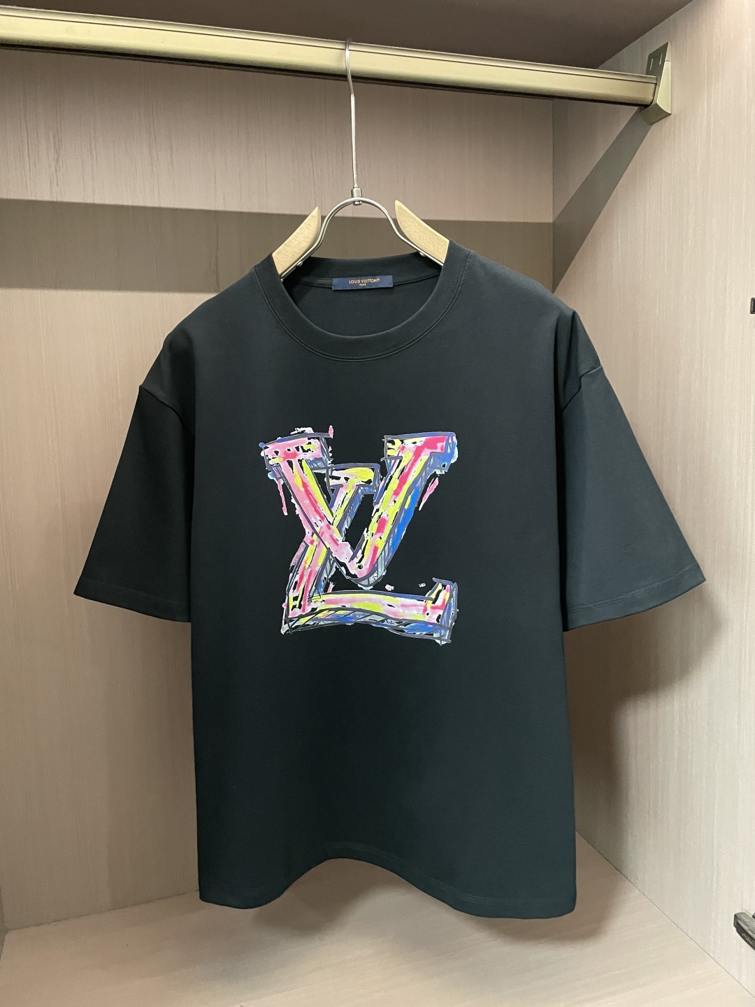 NO:443315,Lv Spring and summer new products, preferred specific original development double-strand cotton plain fabric, with wide upper body and good comfort, casually matched with the outside and the inner style, a must-have for men and women in summer Size M-XXL,,louis vuitton,alexander wang19860909Lv 春夏新品,优选特定原版开发双股精棉平纹面料,上身挺阔舒适度佳,外穿内搭随意搭配,男女同款夏日必备 尺码M-XXL,,louis vuitton,alexander wang,Men's clothing