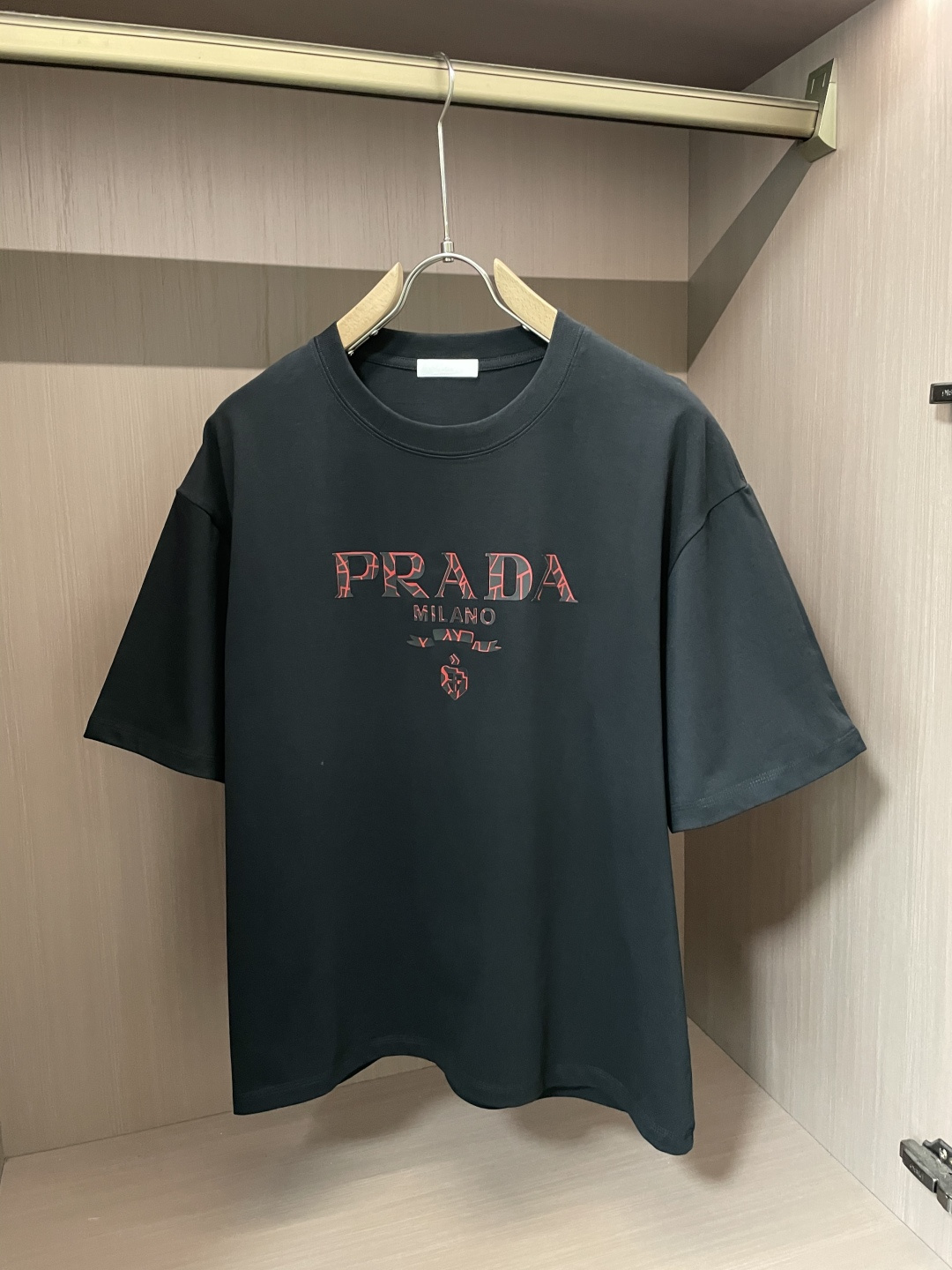 NO:443265,Prad's new spring and summer products, with a specific original development of double-stranded cotton plain fabric, with wide upper body and comfortable, and casually matched with the outside and the inner style, a must-have for men and women in summer Size M-XXL, prada, alexander wang19860909Prad 春夏新品,优选特定原版开发双股精棉平纹面料,上身挺阔舒适度佳,外穿内搭随意搭配,男女同款夏日必备 尺码M-XXL,,prada,alexander wang,Men's clothing