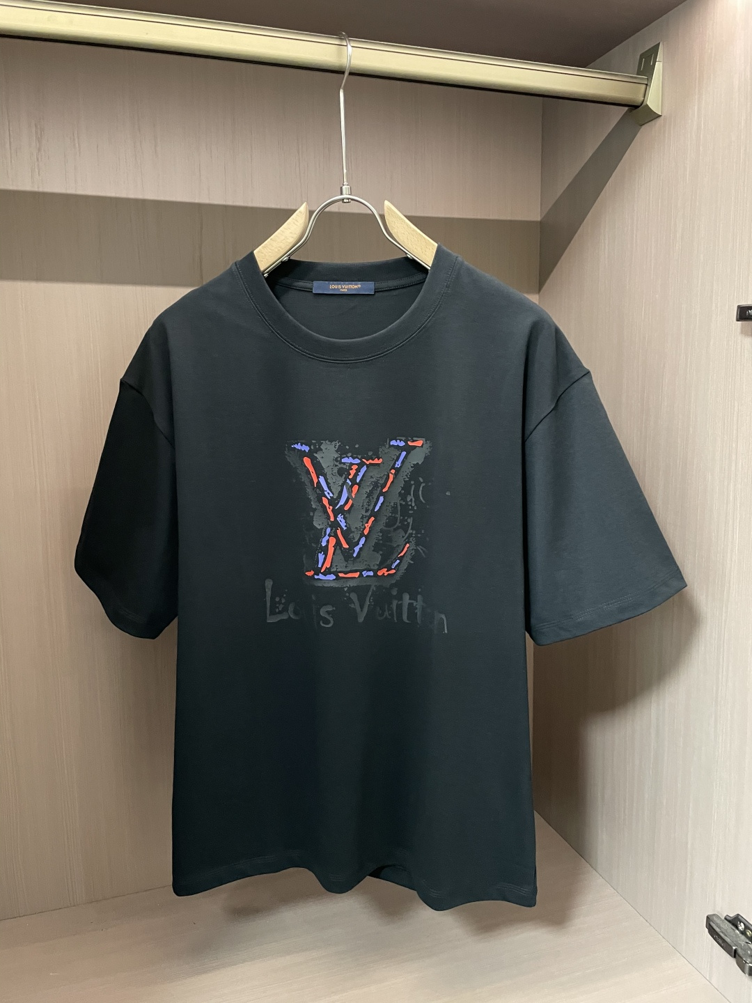NO:443272,Lv Spring and summer new products, preferred specific original development double-strand cotton plain fabric, with wide upper body and good comfort, casually matched with the outside and the inner style, a must-have for men and women in summer Size M-XXL,,louis vuitton,alexander wang19860909Lv 春夏新品,优选特定原版开发双股精棉平纹面料,上身挺阔舒适度佳,外穿内搭随意搭配,男女同款夏日必备 尺码M-XXL,,louis vuitton,alexander wang,Men's clothing