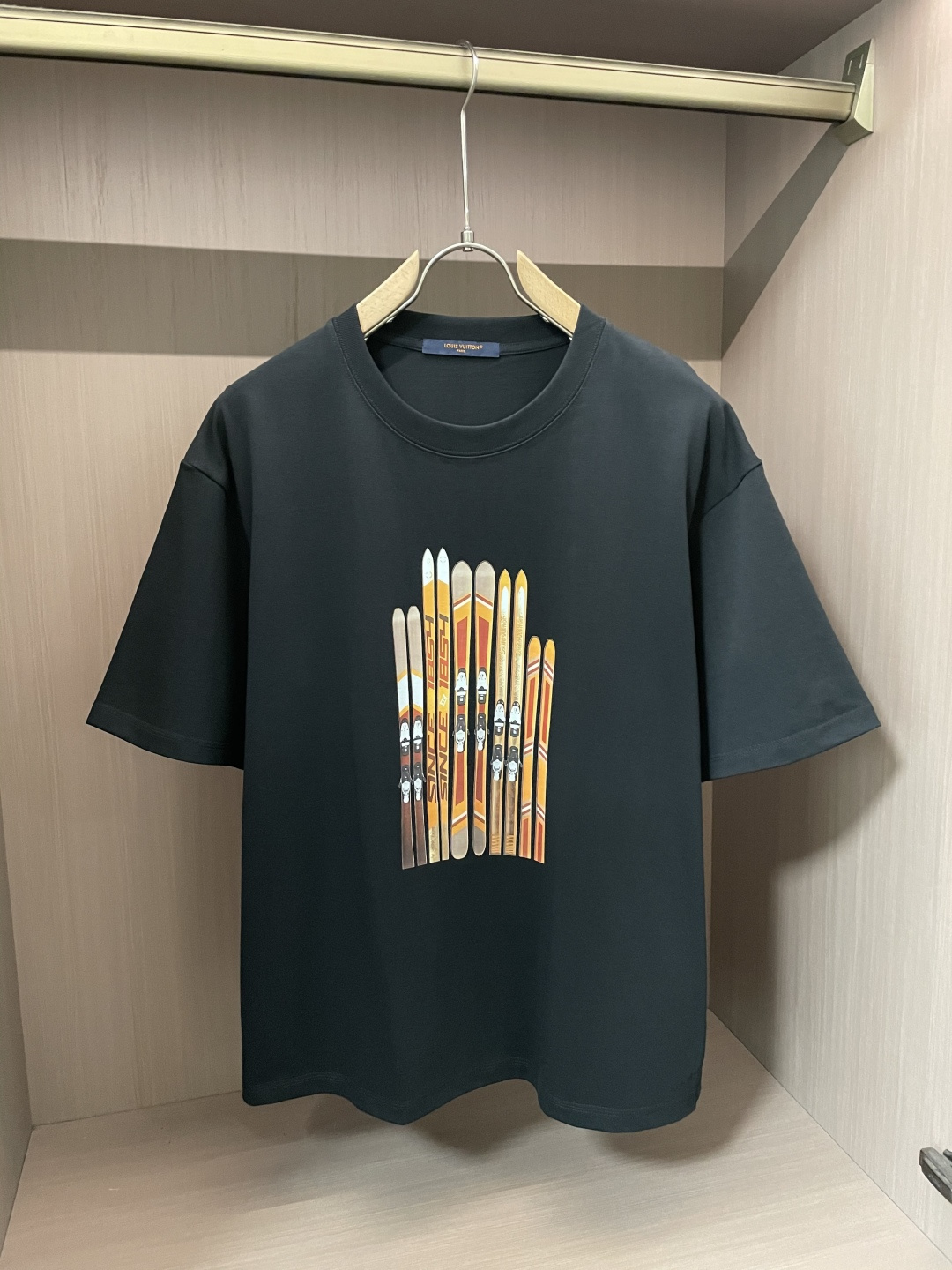 NO:443285,Lv Spring and summer new products, preferred specific original development double-strand cotton plain fabric, with wide upper body and good comfort, casually matched with the outside and the inner style, a must-have for men and women in summer Size M-XXL,,louis vuitton,alexander wang19860909Lv 春夏新品,优选特定原版开发双股精棉平纹面料,上身挺阔舒适度佳,外穿内搭随意搭配,男女同款夏日必备 尺码M-XXL,,louis vuitton,alexander wang,Men's clothing