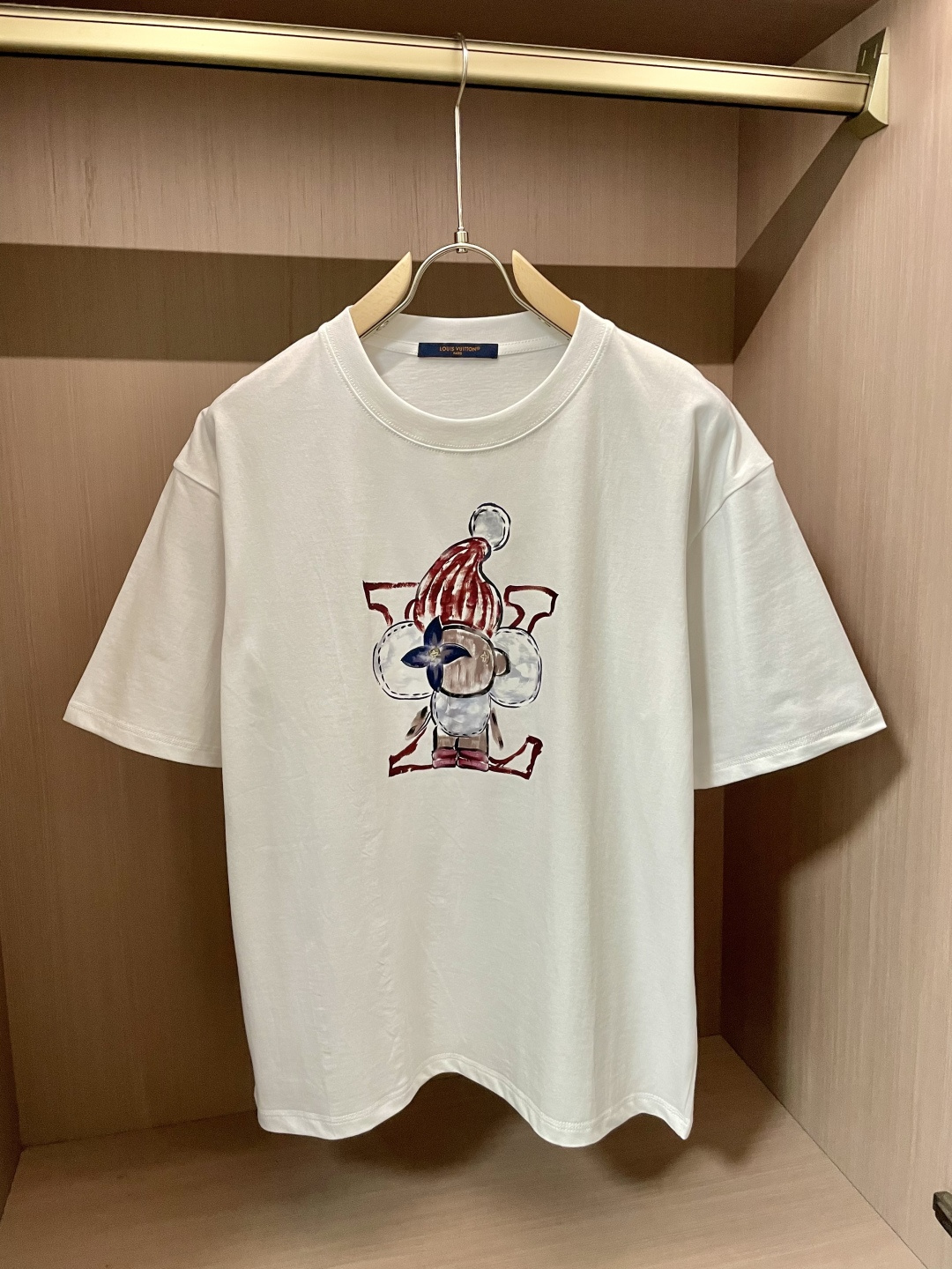 NO:443295,Lv Spring and summer new products, preferred specific original development double-strand cotton plain fabric, with wide upper body and good comfort, casually matched with the outside and the inner style, a must-have for men and women in summer Size M-XXL,,louis vuitton,alexander wang19860909Lv 春夏新品,优选特定原版开发双股精棉平纹面料,上身挺阔舒适度佳,外穿内搭随意搭配,男女同款夏日必备 尺码M-XXL,,louis vuitton,alexander wang,Men's clothing