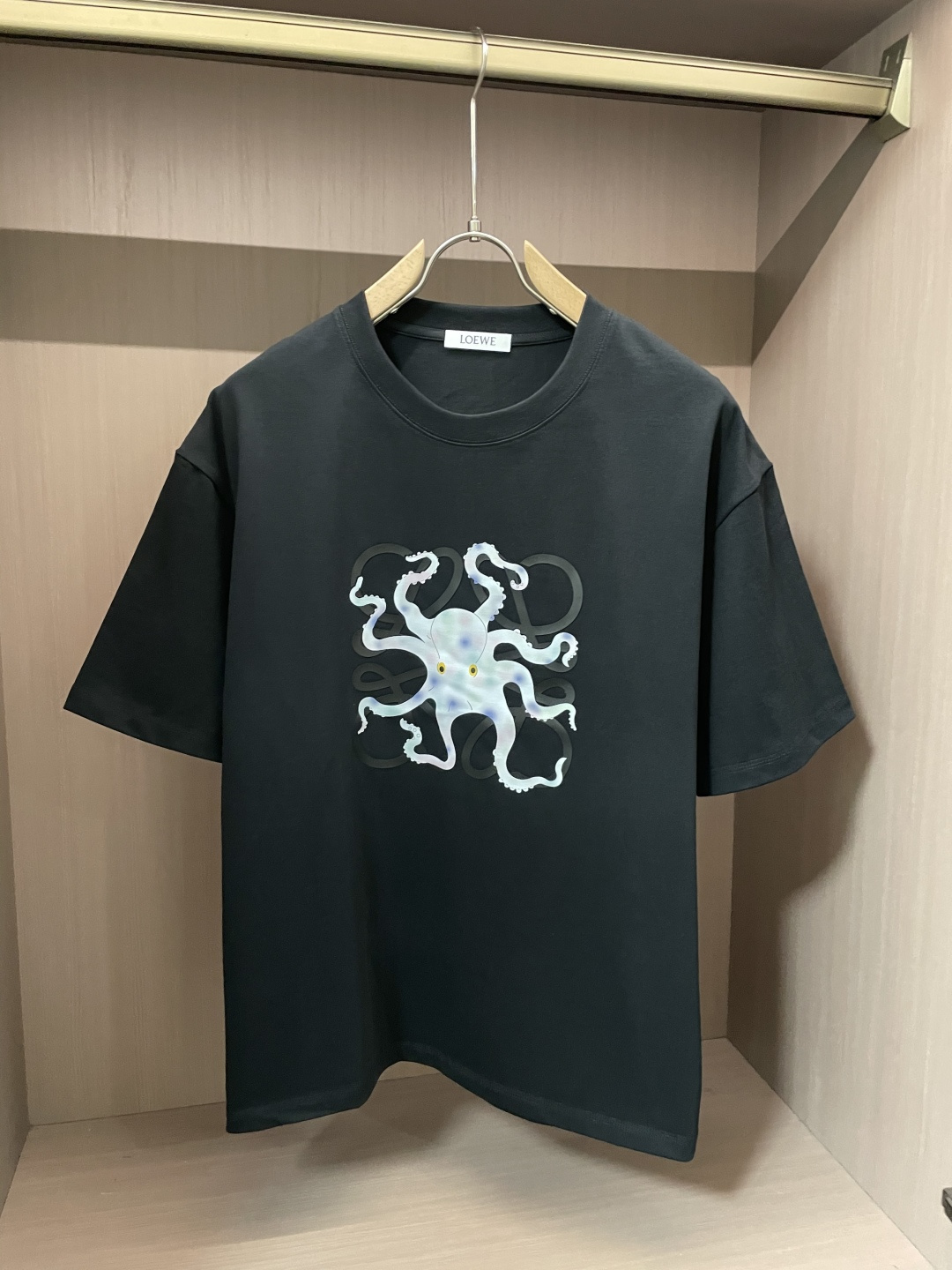 NO:443309,Loewe's new spring and summer products, with a specific original development of double-stranded cotton plain fabric, with wide upper body and comfortable, freely matched with the outside and the inner style, a must-have for men and women in summer Size M-XXL,,loewe,alexander wang19860909Loewe 春夏新品,优选特定原版开发双股精棉平纹面料,上身挺阔舒适度佳,外穿内搭随意搭配,男女同款夏日必备 尺码M-XXL,,loewe,alexander wang,Men's clothing