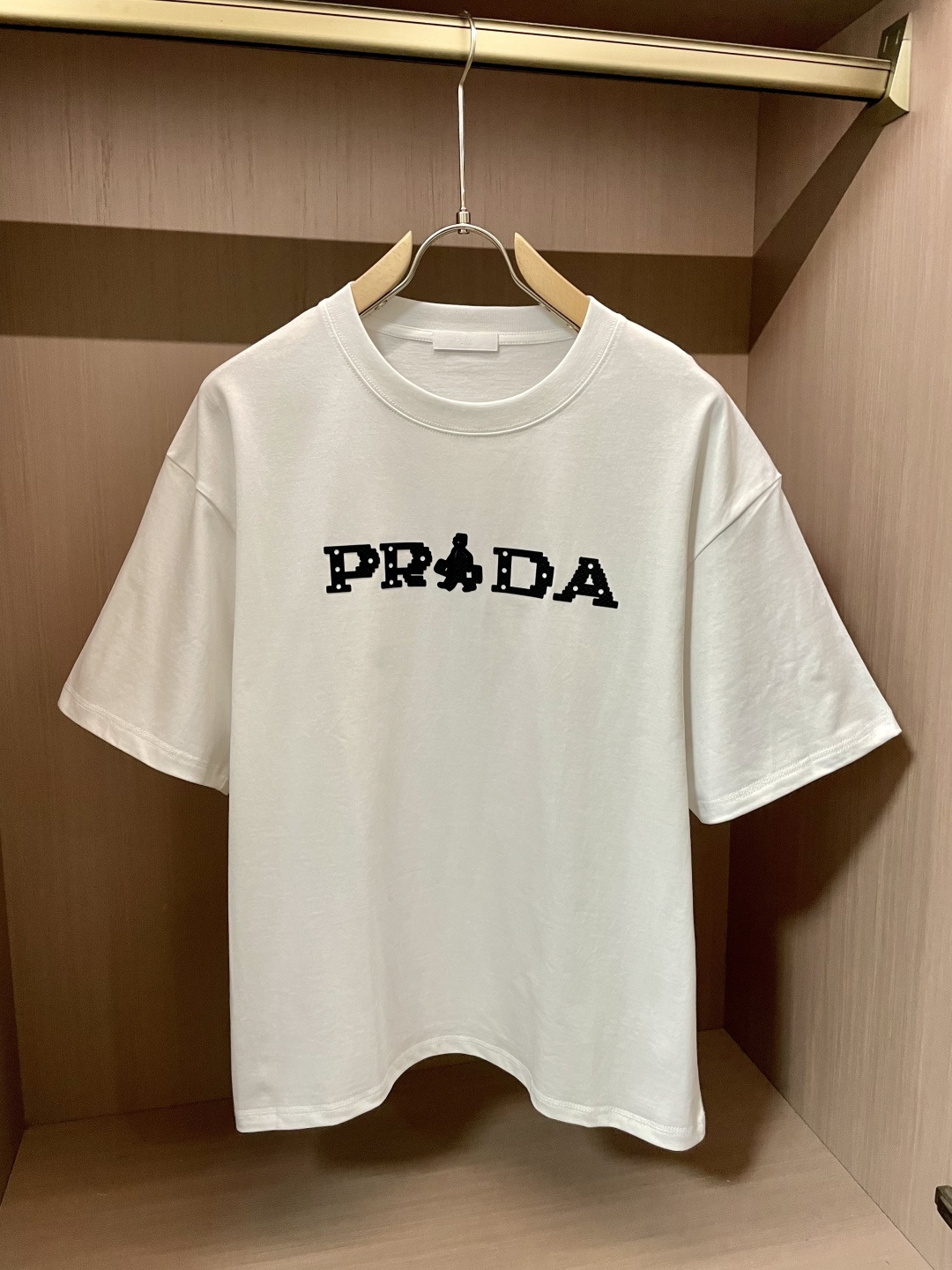 NO:443322,Prad's new spring and summer products, with a specific original development of double-stranded cotton plain fabric, with wide upper body and comfortable, and casually matched with the outside and the inner style, a must-have for men and women in summer Size M-XXL, prada, alexander wang19860909Prad 春夏新品,优选特定原版开发双股精棉平纹面料,上身挺阔舒适度佳,外穿内搭随意搭配,男女同款夏日必备 尺码M-XXL,,prada,alexander wang,Men's clothing
