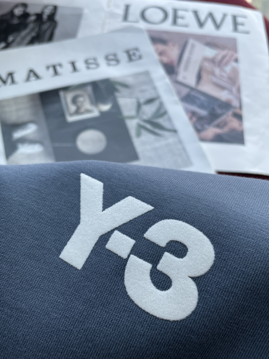 Y-3 Grey Blue Sports Suit: Functional Fashion with Brand Identity and Comfort. - 图片 5