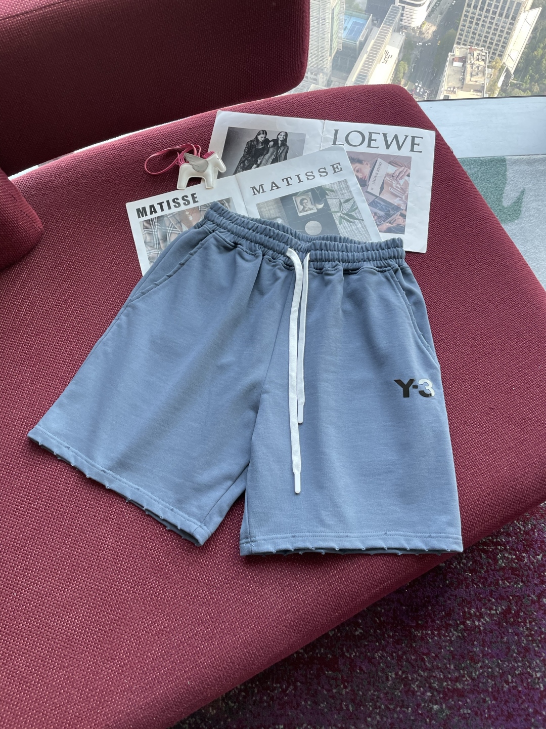 Y-3 Grey Blue Sports Suit: Functional Fashion with Brand Identity and Comfort. - 图片 7