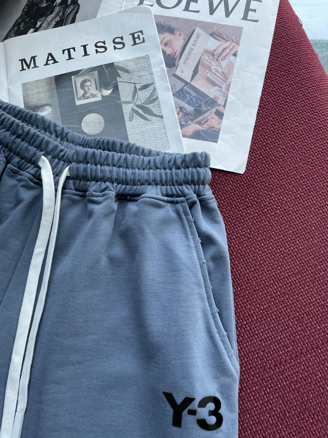 Y-3 Grey Blue Sports Suit: Functional Fashion with Brand Identity and Comfort. - 图片 8