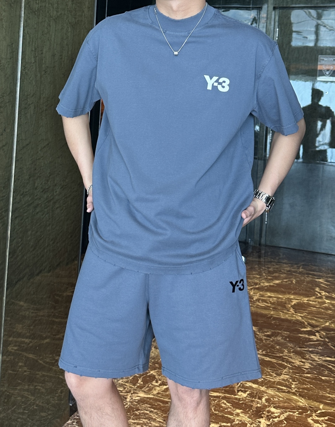 Y-3 Grey Blue Sports Suit: Fashionable Functionality for Active Lifestyle - 图片 4