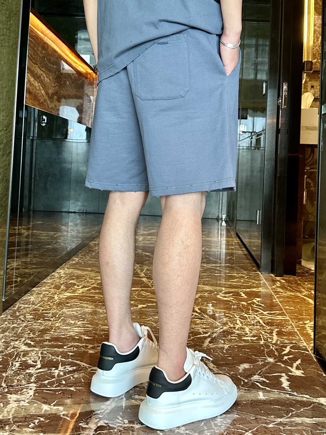 Y-3 Grey Blue Sports Suit: Fashionable Functionality for Active Lifestyle - 图片 8
