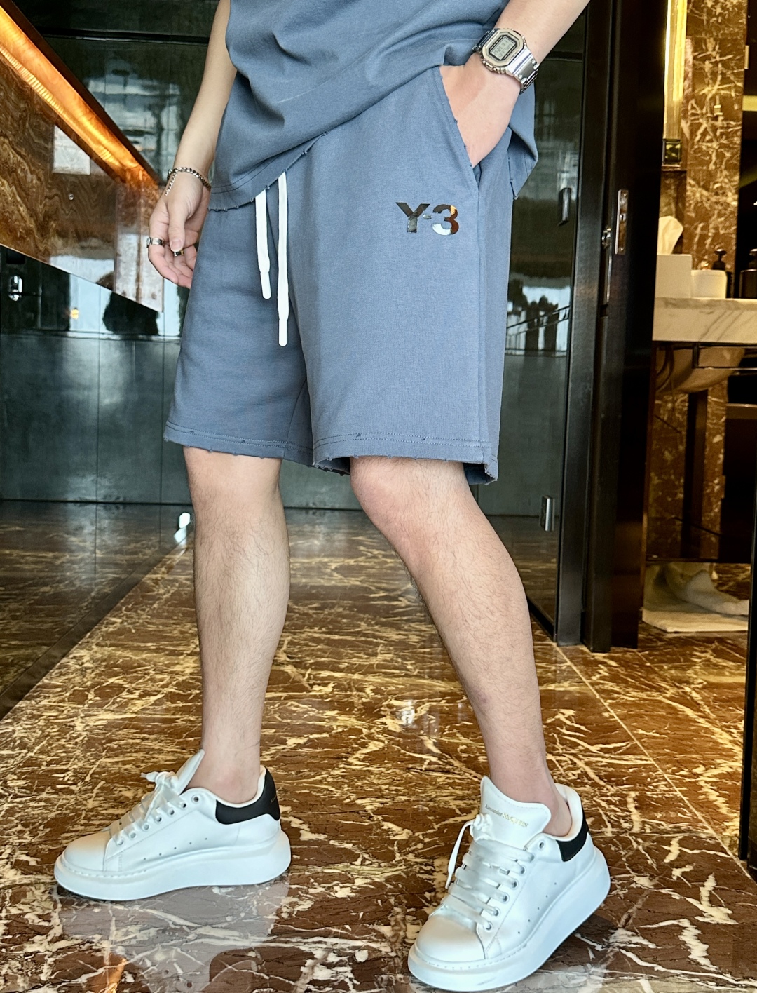 Y-3 Grey Blue Sports Suit: Fashionable Functionality for Active Lifestyle - 图片 9