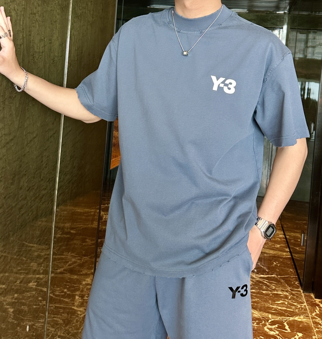 Y-3 Grey Blue Sports Suit: Fashionable Functionality for Active Lifestyle - 图片 3