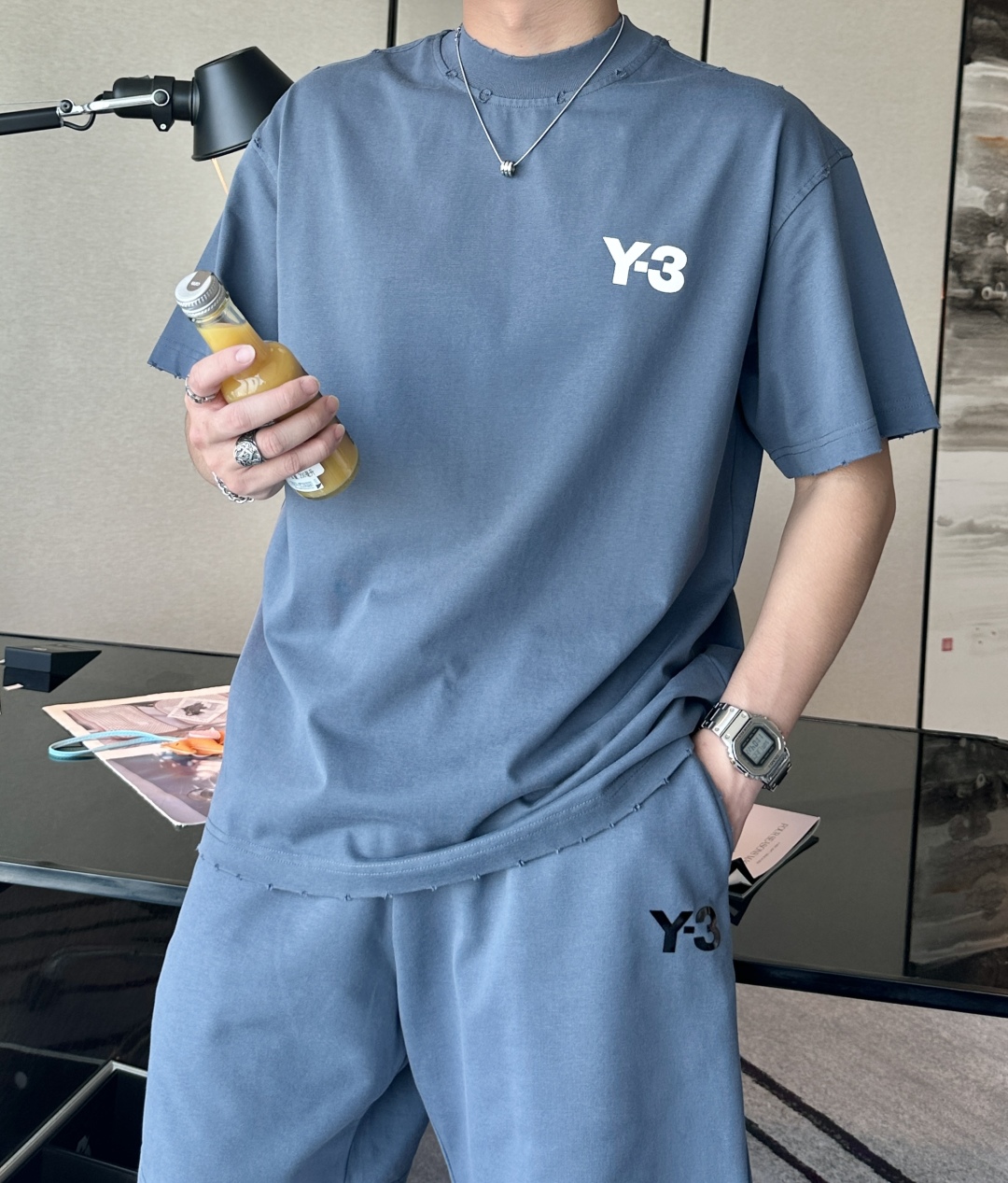 Y-3 Grey Blue Sports Suit: Fashionable Functionality for Active Lifestyle - 图片 2