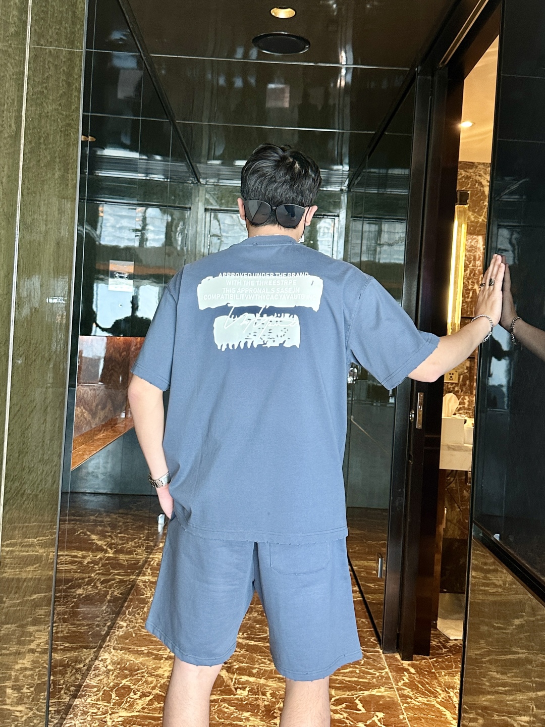 Y-3 Grey Blue Sports Suit: Fashionable Functionality for Active Lifestyle - 图片 5