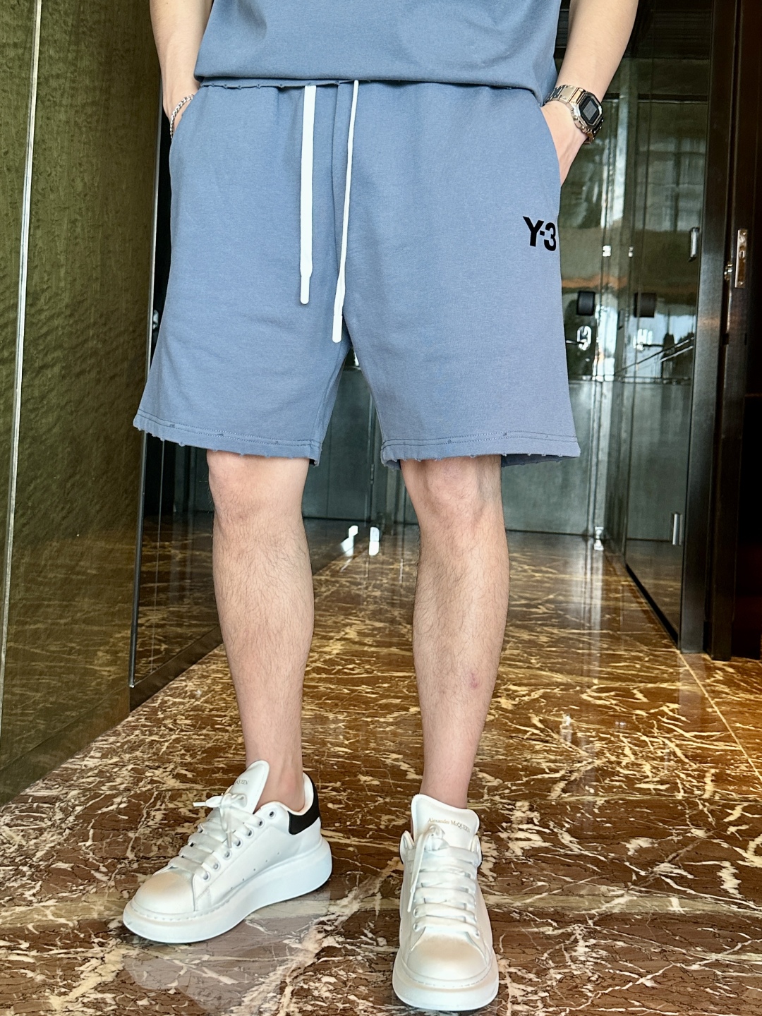 Y-3 Grey Blue Sports Suit: Fashionable Functionality for Active Lifestyle - 图片 7