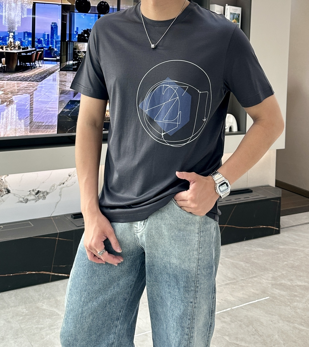 NO:495277,Z Home's latest geometric graphic men's round-neck T-shirt in spring and summer, the iconic large 'Z' letters on the chest are matched with elegant geometric patterns, and the exquisite thick-board printing process makes the overall graphics richer, the three-dimensional feeling stronger, and the brand identity is extremely high!  The traditional and versatile basic style is not picky about people wearing it. The upper body is stylish and stylish, and has more connotation and taste. You can wear it alone or inside. You can match it at will and you will be full of high-quality male god style!  Austria imported Lanjing Tianshi fabric 70 Tianshi, 30 cotton, with a great feel, it feels softer and smoother than ordinary mercerized cotton, and is more refreshing and comfortable to wear, and it will not fade and not deform after wearing for a long time. Size M-3XL (model 172 cm 148 catties and try on L size suitable) 3 colors black, white, dark gray, tees, t-shirt, alexander wang19860909Z家 春夏最新几何图形男士圆领T恤衫,胸前标志性大号“Z”字母搭配雅致几何图案,采用精致厚板印花工艺,让整体图形更丰富,立体感更强,品牌标识度极高！传统百搭的基础版型,不挑人穿,上身有型有格调,更有内涵和品位,可单穿可内搭,随意搭配都是逼格满满的优质男神范儿！奥地利进口兰精天丝面料70天丝,30棉,手感超级赞,摸上去比一般丝光棉更加柔软顺滑,穿着更加冰爽舒适,且久穿久洗不褪色不变形.尺码M-3XL（模特172厘米148斤试穿L码合适）3个颜色黑色,白色,深灰,,tees，t-shirt,alexander wang,Men's clothing