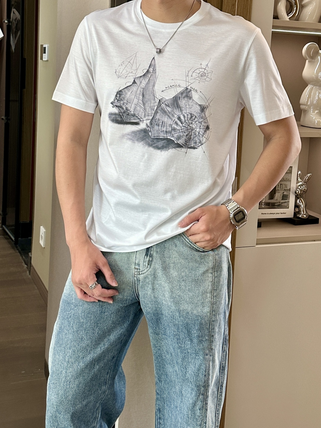 NO:495270,A*S The latest conch print for men's round-neck T-shirt in spring and summer, the predecessor has a very creative conch pattern, elegant and retro style, and uses high-end and difficult handmade tabletop printing. Its fineness and complexity are several times more difficult than ordinary printing and digital printing. The colors are soft and freehand, exquisite and layered, atmospheric but not too ostentatious. Only those who have real taste can appreciate it!  The traditional and versatile basic style is not picky about people wearing it. The upper body is stylish and stylish, and has more connotation and taste. You can wear it alone or inside. You can match it at will and you will be full of high-quality male god style!  Imported customers supply top-grade fabrics Austrian imported Lanjing Tensac, which feels great, feels softer and smoother to the touch than ordinary mercerized cotton, is more refreshing and comfortable to wear, and it will not fade and not deform after wearing for a long time. Size M-3XL (model 172 cm 148 catties and try on L size suitable) 2 colors white, gray, tees, t-shirt, alexander wang19860909爱*仕 春夏最新海螺印花男士圆领T恤衫,前身极具创意的海螺图案,典雅复古风,采用高端高难度的手工台板印花,其精细度和复杂度都要比一般的普通印花和数码印花要难上数倍,色彩柔和写意,精致而富有层次感,大气但不会过于张扬,只有真正有品味的人才能领略！传统百搭的基础版型,不挑人穿,上身有型有格调,更有内涵和品位,可单穿可内搭,随意搭配都是逼格满满的优质男神范儿！进口客供顶级面料奥地利进口兰精天丝兰,手感超级赞,摸上去比一般丝光棉更加柔软顺滑,穿着更加冰爽舒适,且久穿久洗不褪色不变形.尺码M-3XL（模特172厘米148斤试穿L码合适）2个颜色白色,灰色,,tees，t-shirt,alexander wang,Men's clothing