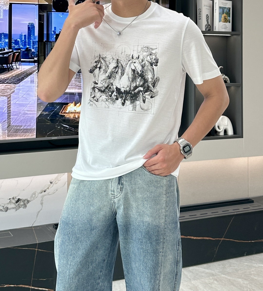 NO:495263,A*S The latest four-horse galloping print for men's round-neck T-shirt in spring and summer, the four-horse galloping horse pattern with its representative predecessor, with an elegant and retro style, and uses high-end and difficult handmade tabletop printing. Its fineness and complexity are several times more difficult than ordinary printing and digital printing. The colors are soft and freehand, exquisite and layered, atmospheric but not too ostentatious. Only those who have real taste can appreciate it!  The traditional and versatile basic style is not picky about people wearing it. The upper body is stylish and stylish, and has more connotation and taste. You can wear it alone or inside. You can match it at will and you will be full of high-quality male god style!  Imported customers supply top-grade fabrics Austrian imported Lanjing Tensac, which has a great touch, is softer and smoother to the touch than ordinary mercerized cotton, and is more refreshing and comfortable to wear, and it will not fade and not deform after wearing for a long time. Size M-3XL (model 172 cm 148 catties and try on L size suitable) 2 colors white, gray, tees, t-shirt, alexander wang19860909爱*仕 春夏最新四马奔腾印花男士圆领T恤衫,前身极具代表性的四匹奔腾的骏马图案,典雅复古风,采用高端高难度的手工台板印花,其精细度和复杂度都要比一般的普通印花和数码印花要难上数倍,色彩柔和写意,精致而富有层次感,大气但不会过于张扬,只有真正有品味的人才能领略！传统百搭的基础版型,不挑人穿,上身有型有格调,更有内涵和品位,可单穿可内搭,随意搭配都是逼格满满的优质男神范儿！进口客供顶级面料奥地利进口兰精天丝兰,手感超级赞,摸上去比一般丝光棉更加柔软顺滑,穿着更加冰爽舒适,且久穿久洗不褪色不变形.尺码M-3XL（模特172厘米148斤试穿L码合适）2个颜色白色,灰色,,tees，t-shirt,alexander wang,Men's clothing