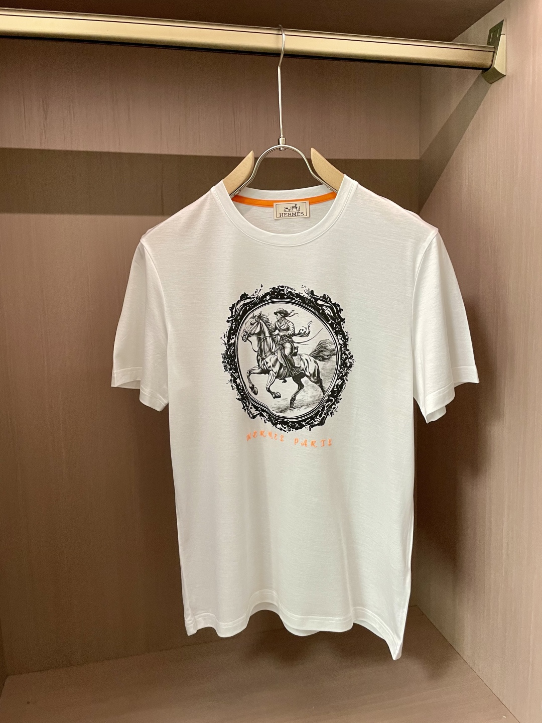 Hermès Summer 2025 Collection: Elegant, Noble, and Parisian Style with Horse-Inspired Patterns. - 图片 4