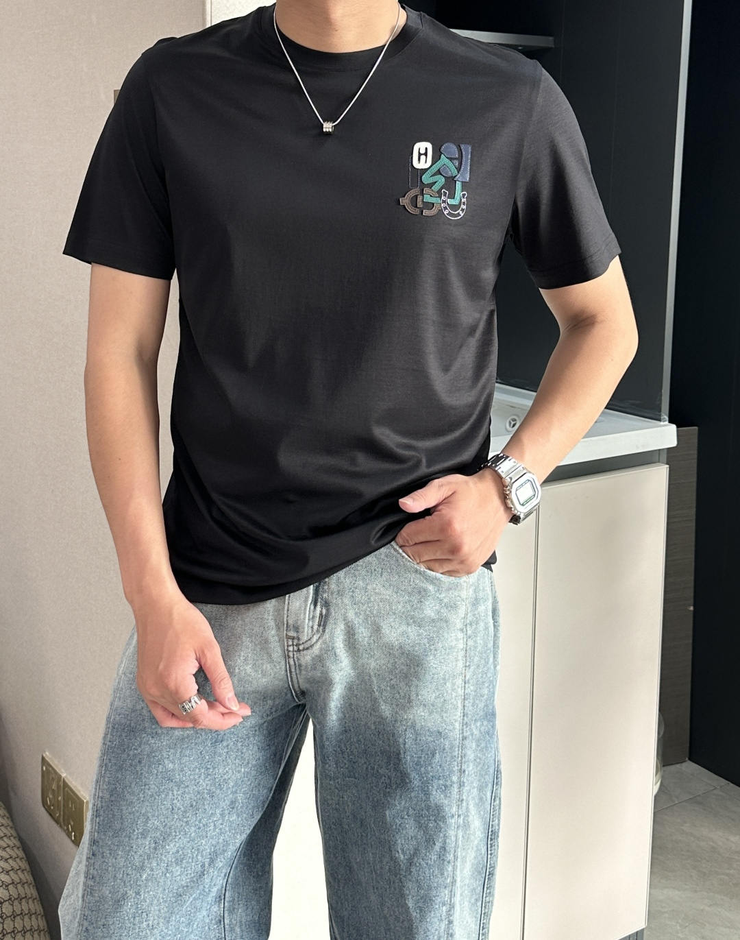 NO:492775,Hermès spring and summer new products show the luxury and modernity of the brand. It exudes a low-key and charming atmosphere, versatile and timeless. The unique pattern design on the left chest cleverly combines the brand's iconic elements, and the color combination is fresh and flexible, adding a touch of liveliness and creativity to the body. The exquisite craftsmanship makes the pattern details come to life and show Hermès' ingenuity. The fabric is made of high-quality materials, with soft and delicate touch, skin-friendly and breathable, and comfortable and superior wearing experience. The simple style fits the body without losing the sense of freedom. Whether it is paired with casual sports pants to show vitality or formal trousers, it can be easily controlled, helping you interpret Hermès' fashion attitude, showing unique personality and high-end taste. Size M-XXXL,, hermes, hermes, alexander wang19860909爱马仕（Hermès）春夏新品 尽显品牌的奢华与现代感.散发着低调而迷人的气息,百搭且永不过时. 左胸处独特的图案设计,巧妙融合品牌标志性元素,色彩搭配清新灵动,为衣身增添一抹活泼与创意.精致的工艺处理,让图案细节栩栩如生,彰显爱马仕的匠心独运. 面料采用高品质材质,触感柔软细腻,亲肤透气,穿着体验舒适上乘.简约版型,贴合身形又不失自在感,无论是搭配休闲运动裤展现活力,还是搭配正装长裤出席场合,都能轻松驾驭,助你诠释爱马仕的时尚态度,展现独特个性与高端品味. 尺码M-XXXL,,hermes,hermes,alexander wang,Men's clothing