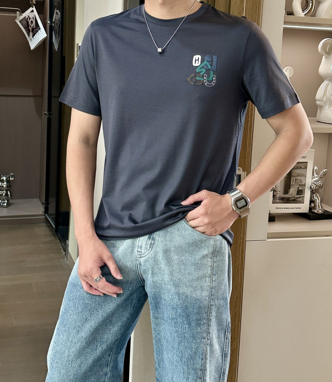 NO:492782,Hermès spring and summer new products show the luxury and modernity of the brand. It exudes a low-key and charming atmosphere, versatile and timeless. The unique pattern design on the left chest cleverly combines the brand's iconic elements, and the color combination is fresh and flexible, adding a touch of liveliness and creativity to the body. The exquisite craftsmanship makes the pattern details come to life and show Hermès' ingenuity. The fabric is made of high-quality materials, with soft and delicate touch, skin-friendly and breathable, and comfortable and superior wearing experience. The simple style fits the body without losing the sense of freedom. Whether it is paired with casual sports pants to show vitality or formal trousers, it can be easily controlled, helping you interpret Hermès' fashion attitude, showing unique personality and high-end taste. Size M-XXXL,, hermes, hermes, alexander wang19860909爱马仕（Hermès）春夏新品 尽显品牌的奢华与现代感.散发着低调而迷人的气息,百搭且永不过时. 左胸处独特的图案设计,巧妙融合品牌标志性元素,色彩搭配清新灵动,为衣身增添一抹活泼与创意.精致的工艺处理,让图案细节栩栩如生,彰显爱马仕的匠心独运. 面料采用高品质材质,触感柔软细腻,亲肤透气,穿着体验舒适上乘.简约版型,贴合身形又不失自在感,无论是搭配休闲运动裤展现活力,还是搭配正装长裤出席场合,都能轻松驾驭,助你诠释爱马仕的时尚态度,展现独特个性与高端品味. 尺码M-XXXL,,hermes,hermes,alexander wang,Men's clothing