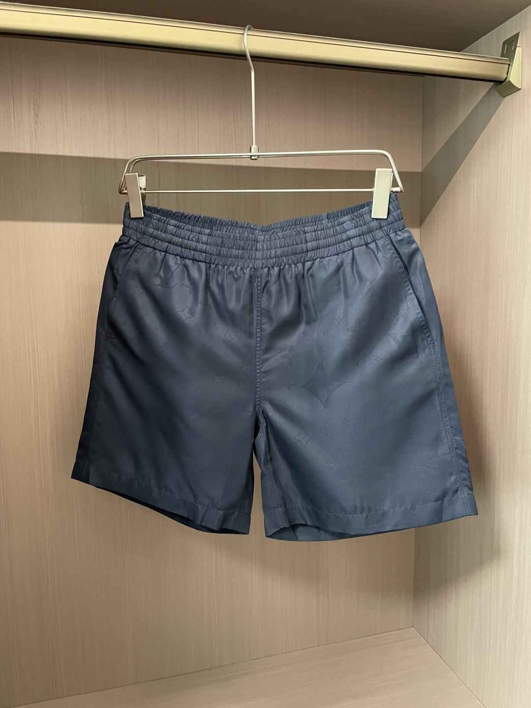 NO:135130,Louis Vuitton shorts combine the brand's luxury genes and sports style. They are calm and atmospheric, exuding a low-key and charming charm. The trousers are covered with exquisite brand iconic patterns, presented in delicate craftsmanship, highlighting the brand's unique imprint, and revealing the luxurious texture in low-key. The elastic waist design is comfortable and comfortable to wear, fits the curve of the waist, making it easy to put on and take off, and at the same time adds a sense of leisure and leisure. The pockets on both sides are practical and beautiful, with both functional and fashionable feeling. The high-quality fabric is made of crisp texture and good breathability, ensuring a comfortable experience when wearing. Whether it is a simple T-shirt walking on the street or a sports top for outdoor activities, you can easily control it, helping you show Louis Vuitton's fashion taste and vitality. 3 size S M L XL,,louis vuitton,louis  vuitton, shorts, tees, t-shirt, alexander wang19860909路易威登（Louis Vuitton）这款短裤,将品牌奢华基因与运动风格精妙融合.沉稳大气,散发着低调而迷人的魅力. 裤身布满精致的品牌标志性图案,以细腻工艺呈现,彰显品牌独特印记,低调中透露奢华质感.松紧腰设计,穿着舒适自在,贴合腰部曲线,方便穿脱,同时增添休闲随性之感.两侧口袋实用且美观,兼具功能性与时尚感. 采用优质面料,质感挺括,透气性佳,确保穿着时的舒适体验.无论是搭配简约T恤漫步街头,还是与运动上衣组合进行户外活动,都能轻松驾驭,助你展现路易威登的时尚品味与活力风采.3 尺码S M L XL,,louis vuitton,louis vuitton,shorts,tees，t-shirt,alexander wang,Men's clothing