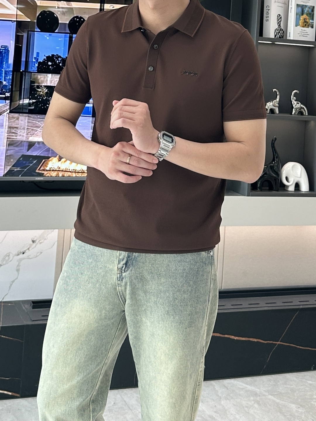 NO:135145,Jenia's latest men's lapel short-sleeved sweater for spring and summer 2025, made of selected knitted cotton fabrics,  60 ultra-soft long velvet cotton, 16-needle dense needle method, clear texture, showing high-end luxury quality; the comfort of wearing close-fitting is absolutely incomparable to ordinary T-shirts, and it is more breathable and cooler than ordinary cotton T-shirts, and will not feel hot until July or August. Traditional POLO collar design is simple and generous, light business style, with strong sense of quality, taste and style on the upper body, and it is super versatile and never out of time. It is worn alone in summer, simple and generous, and can be easily dealt with in business and leisure; it can also be worn in spring and autumn, and it is a good choice for wearing jackets and windbreakers on the outside, full of trendy gentlemanly style. Export order standard, detailed processing is very well handled, and a knitted Polo shirt that you don’t want to take off on the upper body. Fabric 90 wool cotton, 10 silk buttons deep sea black butterfly shell button size M-3XL, zegna, jackets &  coats, T-shirt, tees, t-shirt, real silk, alexander wang19860909杰尼亚 2025春夏最新男士翻领短袖针织衫,精选针织棉质面料制成, 60支超柔长绒棉,16针密致针法,纹理清晰,尽显高端奢华品质；贴身穿着的舒适度绝对是普通Ｔ恤无法比拟的,而且比普通棉质T恤更为透气凉爽,穿到7、8月不会有热感.传统POLO领设计,简单大方,轻商务风格,品质感极强,上身有品位有格调,且超级百搭,永不过时,夏季单穿,简单大方,商务休闲皆可轻松应对；春秋季也可作内搭,外穿夹克风衣都是不错的选择,满满的新潮绅士风.出口订单标准,细节处理非常到位,上身就不想脱的一款针织Polo衫.面料90毛棉,10真丝纽扣深海黑蝶贝壳扣尺码M-3XL,,zegna,jackets & coats,T-shirt,tees，t-shirt,real silk,alexander wang,Men's clothing