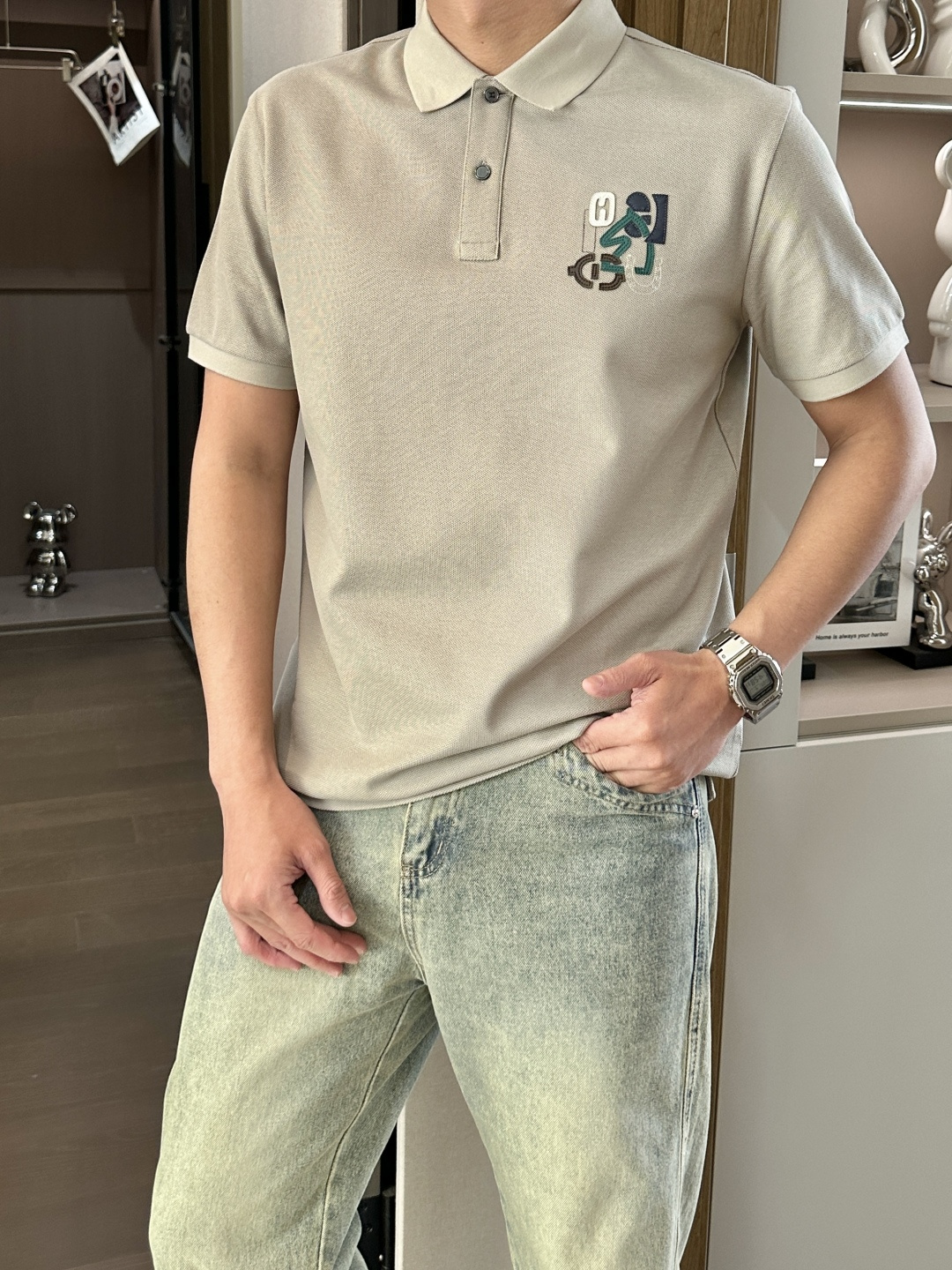 NO:135070,Love Horse Family  The latest horse scalp label men's lapel T-shirt in spring and summer, light business style Polo shirt, iconic horse head horse harness logo on the chest, adopts high-end heavy industry laser embroidery technology, exquisite and exquisite and layered, echoing the H letter shell buttons on the placket, vaguely showing the temperament of the mid-to-big brand, full of high-quality details, and has a very high brand identity. Simple and versatile style, not picky to wear, never out of date, the matching index is very high, suitable for people of all ages to wear, the upper body style is super good, with style and taste  More connotation and confidence, showing the charm of a mature and steady high-end business man. The original fixed-woven mesh fabric is high-stand double-sided mercerized cotton, extremely luxurious materials, with a slight luster, soft, delicate and smooth texture, comfortable and breathable, and will not fade or deform after wearing for a long time. Size M-3XL (model 172 cm 148 catties is suitable for wearing L size) 2 colors of hidden blue, khaki, hermes, tees, t-shirt, alexander  wang19860909爱马家 春夏最新马头皮标男士翻领T恤,轻盈商务风Polo衫,胸前标志性马头马具徽标,采用高端重工的激光贴皮绣工艺,精致考究而富有层次感,与门襟H字母贝壳纽扣相呼应,隐约中大牌气质展露无遗,满满高品质细节感,品牌标识度极高.简约百搭款,不挑人穿,永不过时,搭配指数非常高,适合各年龄层次的人穿,上身版型超好,有格调有品位更有内涵,自信满满,彰显出成熟稳重的高端商务型男魅力.原版定织珠地网眼面料高支双面丝光棉,极致奢华用料,带有微微的光泽,质感柔软细腻爽滑,穿着舒适透气凉爽,且久穿久洗不褪色不变形.尺码M-3XL（模特172厘米148斤穿L码合适）2个颜色藏蓝,卡其,,hermes,tees，t-shirt,alexander wang,Men's clothing