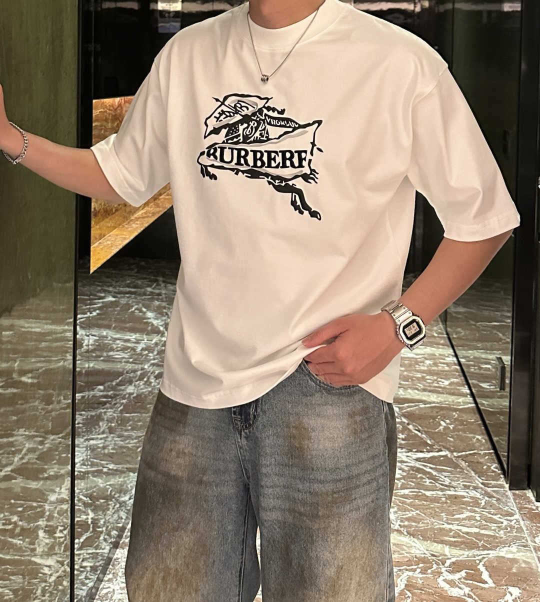 NO:550819,Bur 2025 spring and summer style/official website synchronization The fabric is made of heavy pure cotton combed cotton fabric, OS loose style, and the upper body style is super positive!  Everyday versatile, a must-have item for wardrobe!  Size S-3XL (Large-size) Size/part S M L XL 2XL 3XL Shoulder width 52 54 56 57 59 60 Clothes length 70 72.75.78.82.85. Bust 54 56.58.60.62.64. Sleeve length 24 26 27 28 29 30,,burberry,alexander wang19860909Bur 2025春夏款/官网同步 面料采用重磅纯棉精梳棉面料,OS宽松版型,上身版型超正！日常百搭,衣橱必备单品！ 尺码 S-3XL（版型偏大） 码数/部位S M L XL 2XL 3XL 肩宽 52 54 56 57 59 60 衣长70 72.75.78.82.85. 胸围 54 56.58.60.62.64. 袖长24 26 27 28 29 30,,burberry,alexander wang,Men's clothing