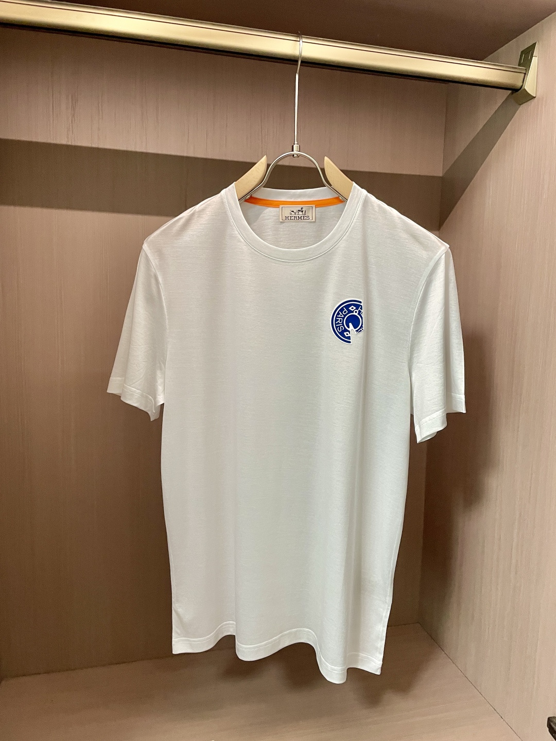 NO:495286,A*S The latest horse head letter logo for spring and summer, men's round neck T-shirt, the representative horse head letter logo on the chest, soft silicone material, exquisite and three-dimensional, and the dazzling color block design brings an unusual sense of high-end, very personalized, and has a high brand identity!  The traditional and versatile basic style is not picky about people wearing it. The upper body is stylish and stylish, and has more connotation and taste. You can wear it alone or inside. You can match it at will and you will be full of high-quality male god style!  Fabric imported from Austria, Lanjing Tenchi, has a great touch, is softer and smoother to the touch than ordinary mercerized cotton, is more refreshing and comfortable to wear, and it will not fade and not deform after wearing for a long time. Size M-3XL (model 172 cm 148 catties and try on L size suitable) 4 colors black, white, navy blue, gray, tees, t-shirt, alexander wang19860909爱*仕 春夏最新马头字母徽标男士圆领T恤衫,胸前极具代表性的马头字母徽标,柔软的硅胶材质,精致而富有立体感,亮眼的拼色设计,带来不同寻常的高级感,极富个性,品牌标识度高！传统百搭的基础版型,不挑人穿,上身有型有格调,更有内涵和品位,可单穿可内搭,随意搭配都是逼格满满的优质男神范儿！面料奥地利进口兰精天丝兰,手感超级赞,摸上去比一般丝光棉更加柔软顺滑,穿着更加冰爽舒适,且久穿久洗不褪色不变形.尺码M-3XL（模特172厘米148斤试穿L码合适）4个颜色黑色,白色,藏蓝,灰色,,tees，t-shirt,alexander wang,Men's clothing