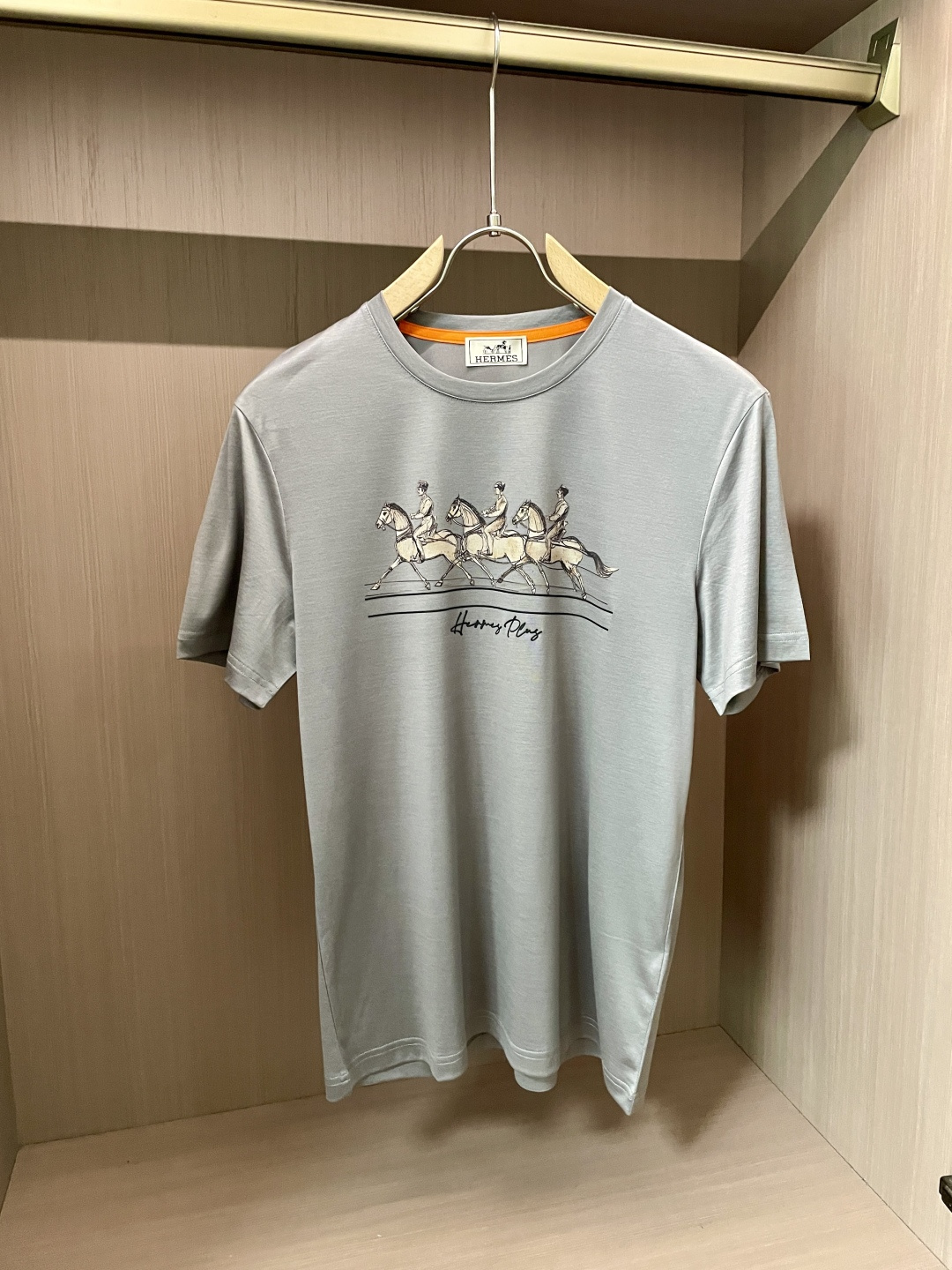 NO:443257,A*S The latest men's round-neck T-shirt in spring and summer, the representative horse pattern on the chest uses imported digital printing and cotton digital direct injection technology to truly achieve high fidelity and clarity, visually presenting a distinct layered artistic effect, and every detail is printed with extremely exquisite and clear, an absolute pinnacle work!  The traditional and versatile basic style is not picky about people wearing it. The upper body is stylish and stylish, and has more connotation and taste. You can wear it alone or inside. You can match it at will and you will be full of high-quality male god style!  Fabric imported from Austria, Lanjing Tenchi, has a great touch, is softer and smoother to the touch than ordinary mercerized cotton, is more refreshing and comfortable to wear, and it will not fade and not deform after wearing for a long time. Size M-3XL (model 172 cm 148 catties and try on L size appropriate), tees, t-shirt, alexander wang19860909爱*仕 春夏最新骏马印花男士圆领T恤衫,胸前代表性的骏马图案,采用进口机数码印花,全棉数码直喷技术,真正做到高保真清晰度,在视觉上呈现出鲜明的层次艺术效果,每一处细节都印得无比精致清晰,绝对的巅峰之作！传统百搭的基础版型,不挑人穿,上身有型有格调,更有内涵和品位,可单穿可内搭,随意搭配都是逼格满满的优质男神范儿！面料奥地利进口兰精天丝兰,手感超级赞,摸上去比一般丝光棉更加柔软顺滑,穿着更加冰爽舒适,且久穿久洗不褪色不变形.尺码M-3XL（模特172厘米148斤试穿L码合适）,,tees，t-shirt,alexander wang,Men's clothing